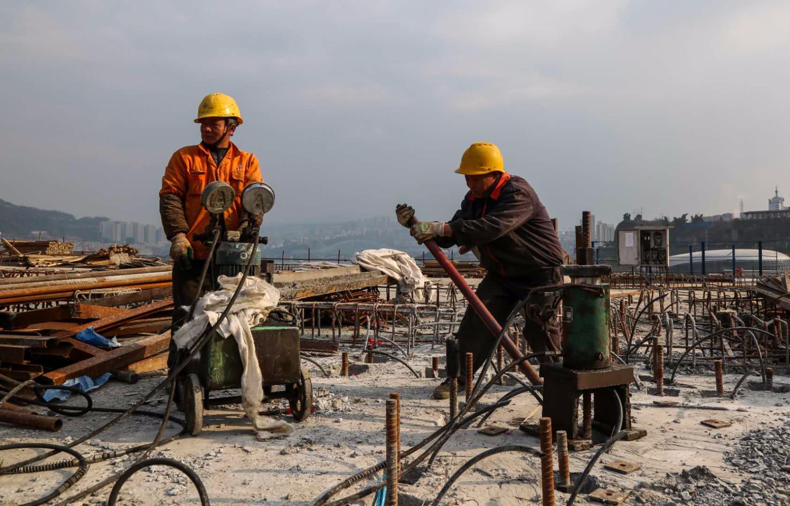 实拍万州长江三桥施工现场,工人骑钢梁不惧高空作业,称习惯了!