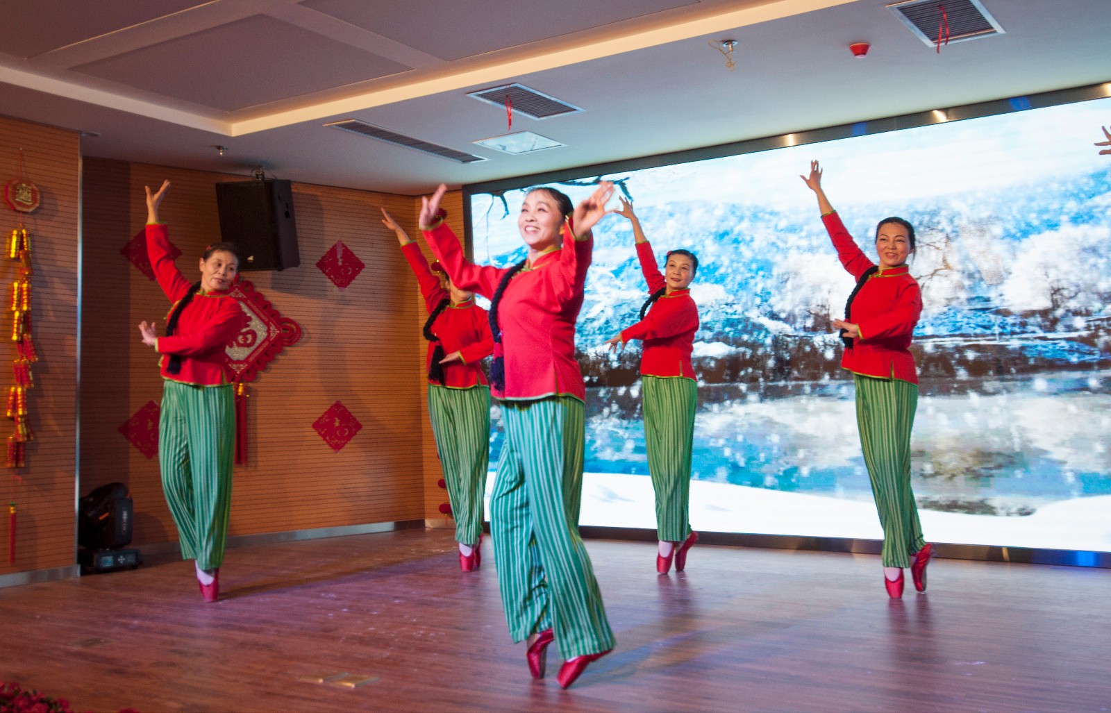 合肥社区六十多岁大妈跳芭蕾舞成网红|网红|大妈|邻居节_新浪新闻