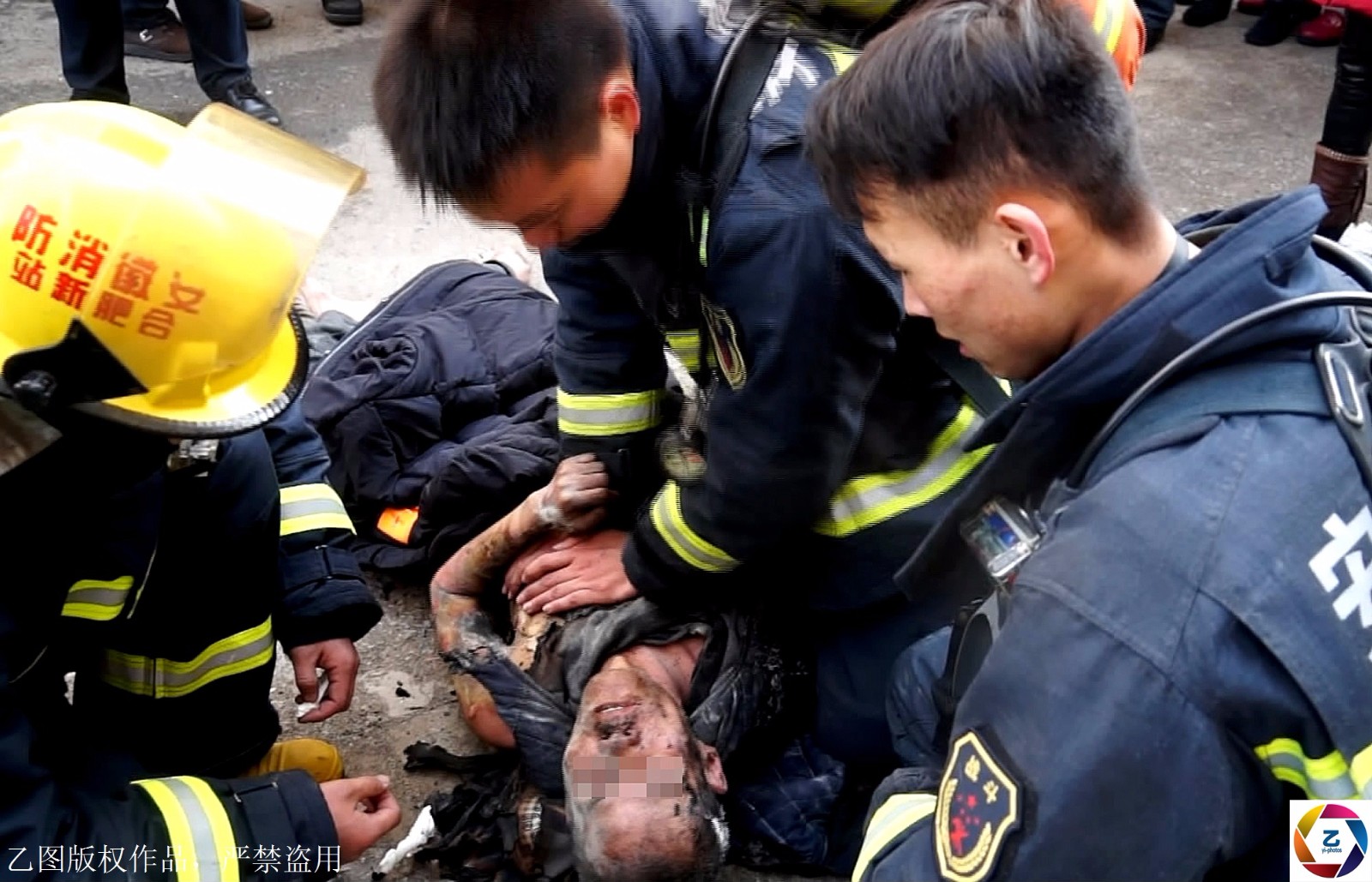 居民楼失火老人昏迷,90后消防员跪地人工呼吸