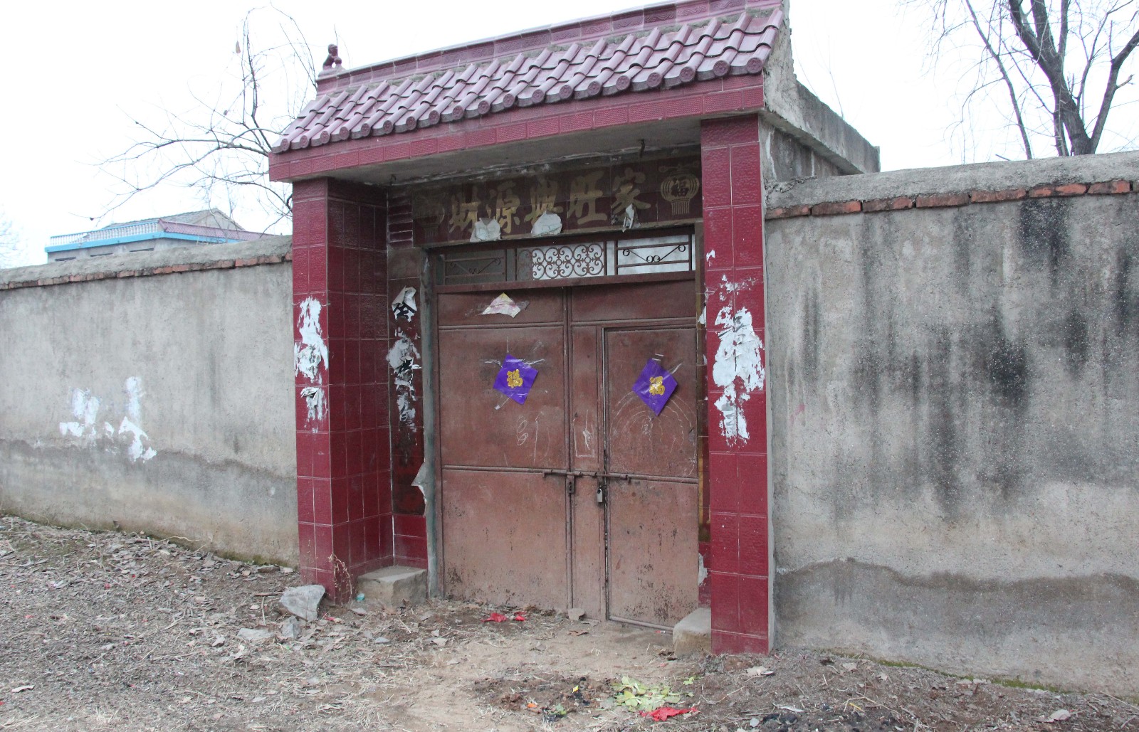 农村房屋被贴满对联大门却紧锁 背后故事很心酸