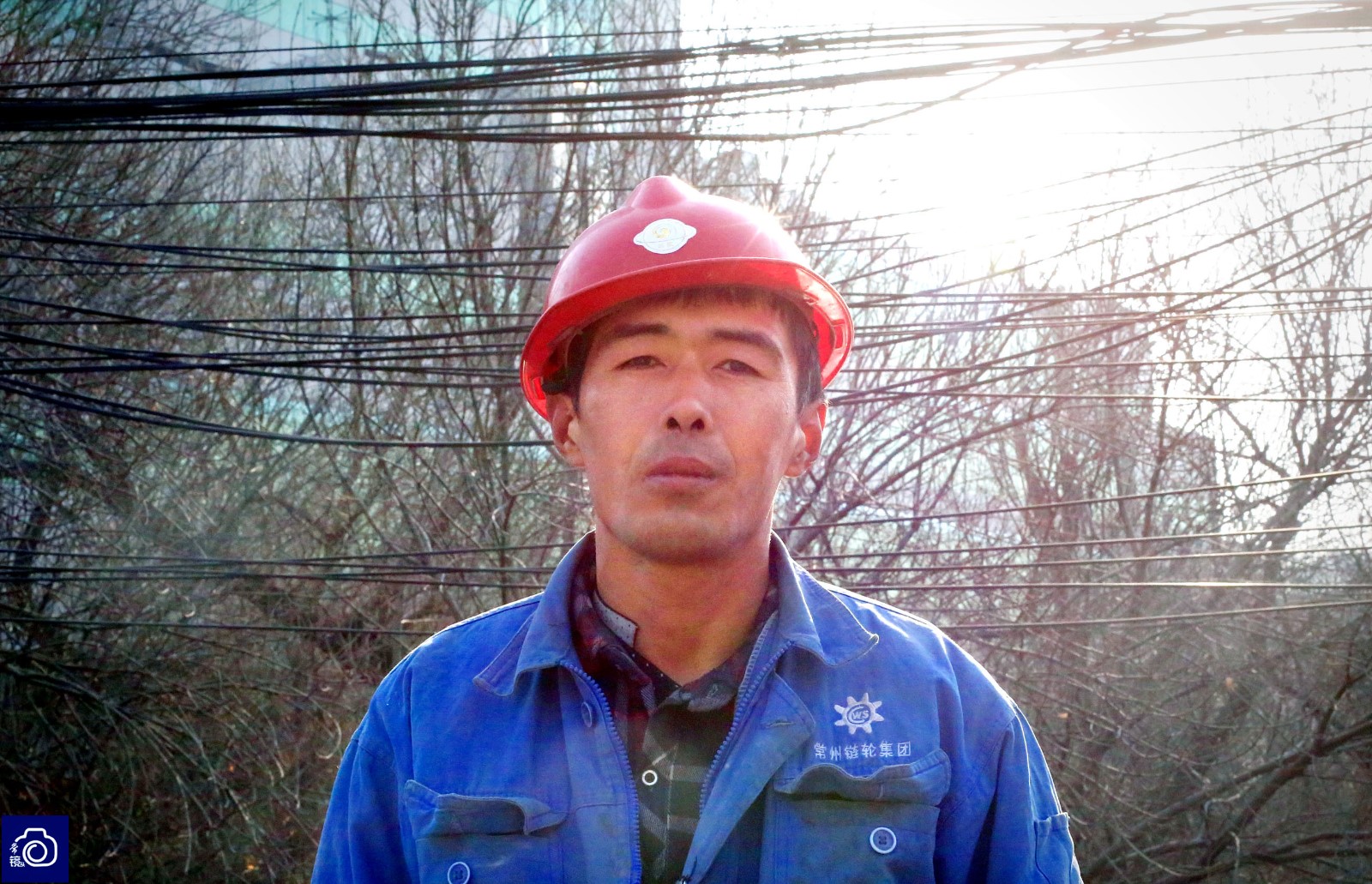 济南街头现"2017最美合影",9名民工在施工地自拍戳中泪点