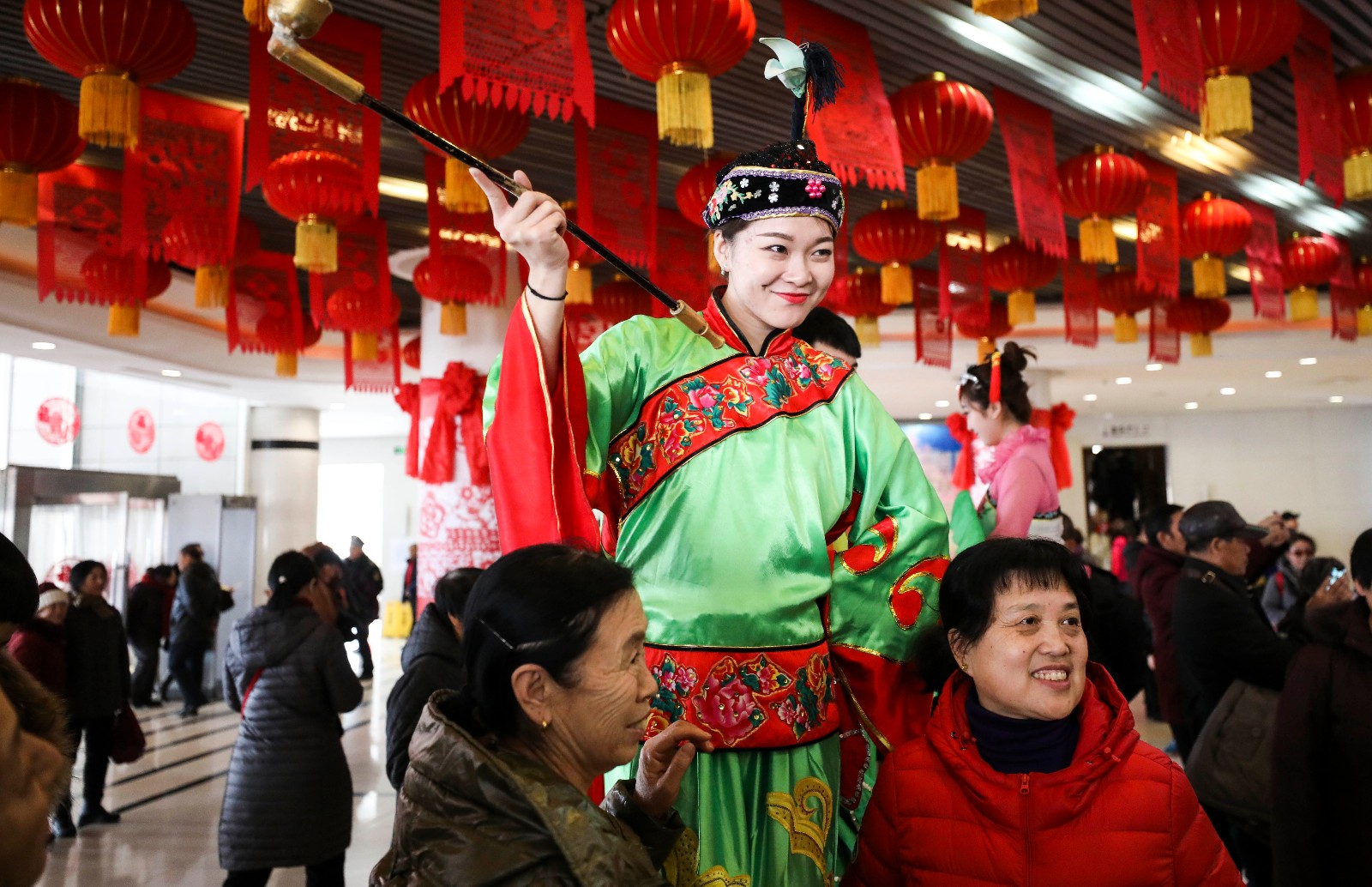 美女嘴里叼个大烟袋 花哨扮相引众人的围观