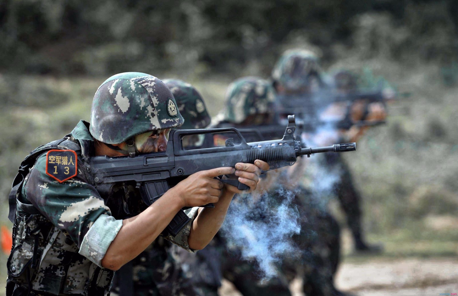 压枪的技巧是不能少的后助力会造成枪口上飘其实,不仅仅ak,其他的枪一