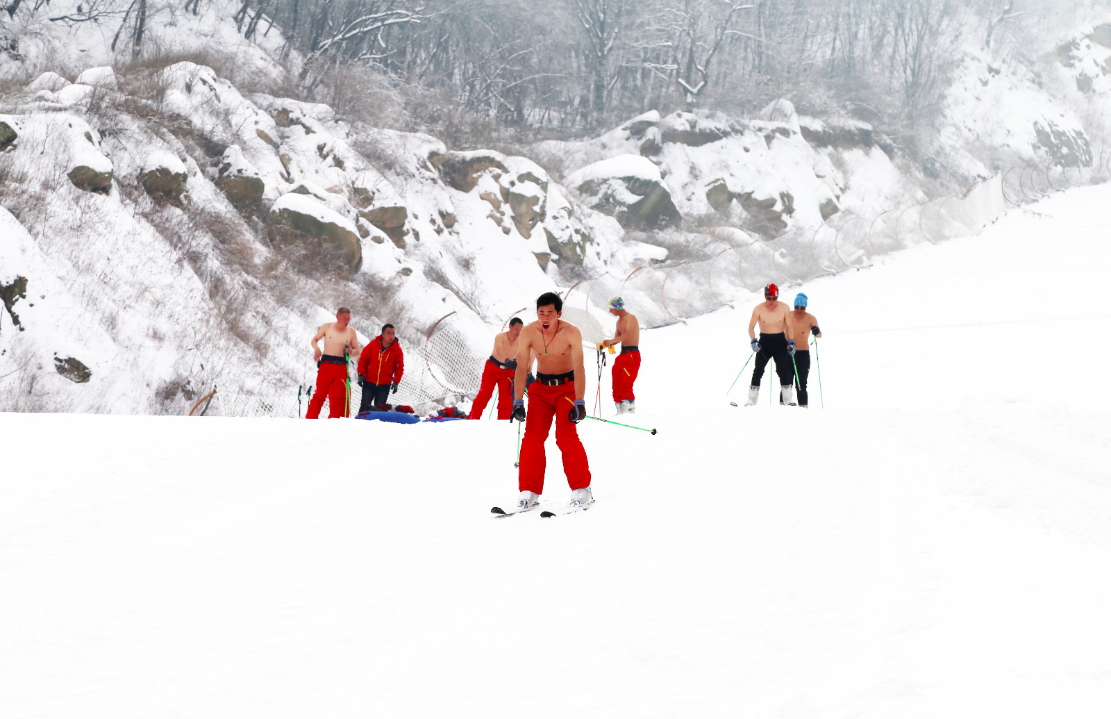 河南这群大叔零下7℃光膀子滑雪 全身通红还说不怕冷有激情