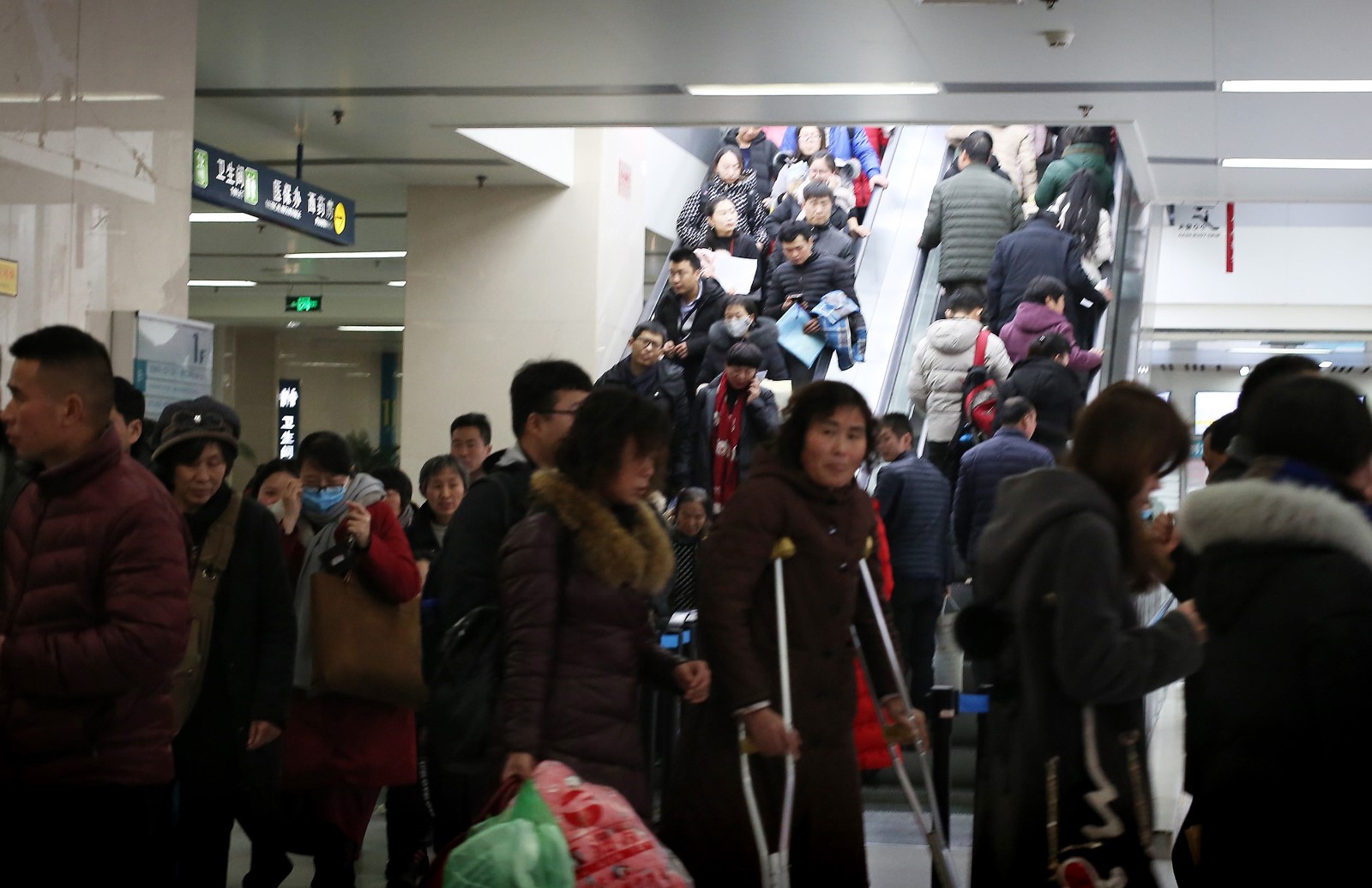 实拍“全球最大医院”:拥挤场面堪比春运,乘扶梯要排队|医院|扶梯|拥挤_新浪新闻