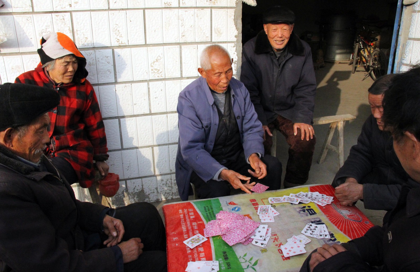 快过年了腊月的农村一片温馨老人扎推打牌等孩子回来办年货