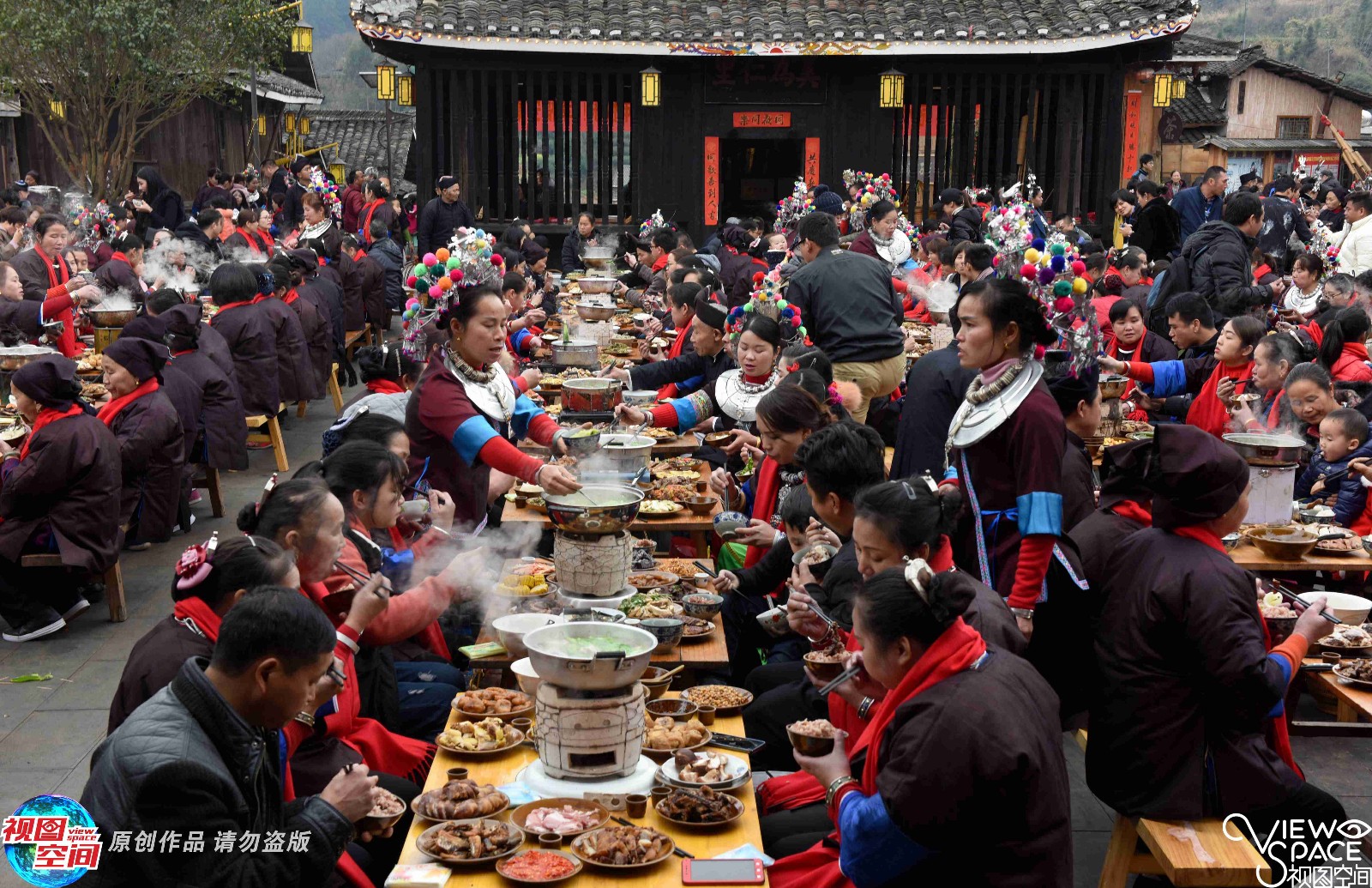 230名姐妹盛装回娘家场面震撼如大片