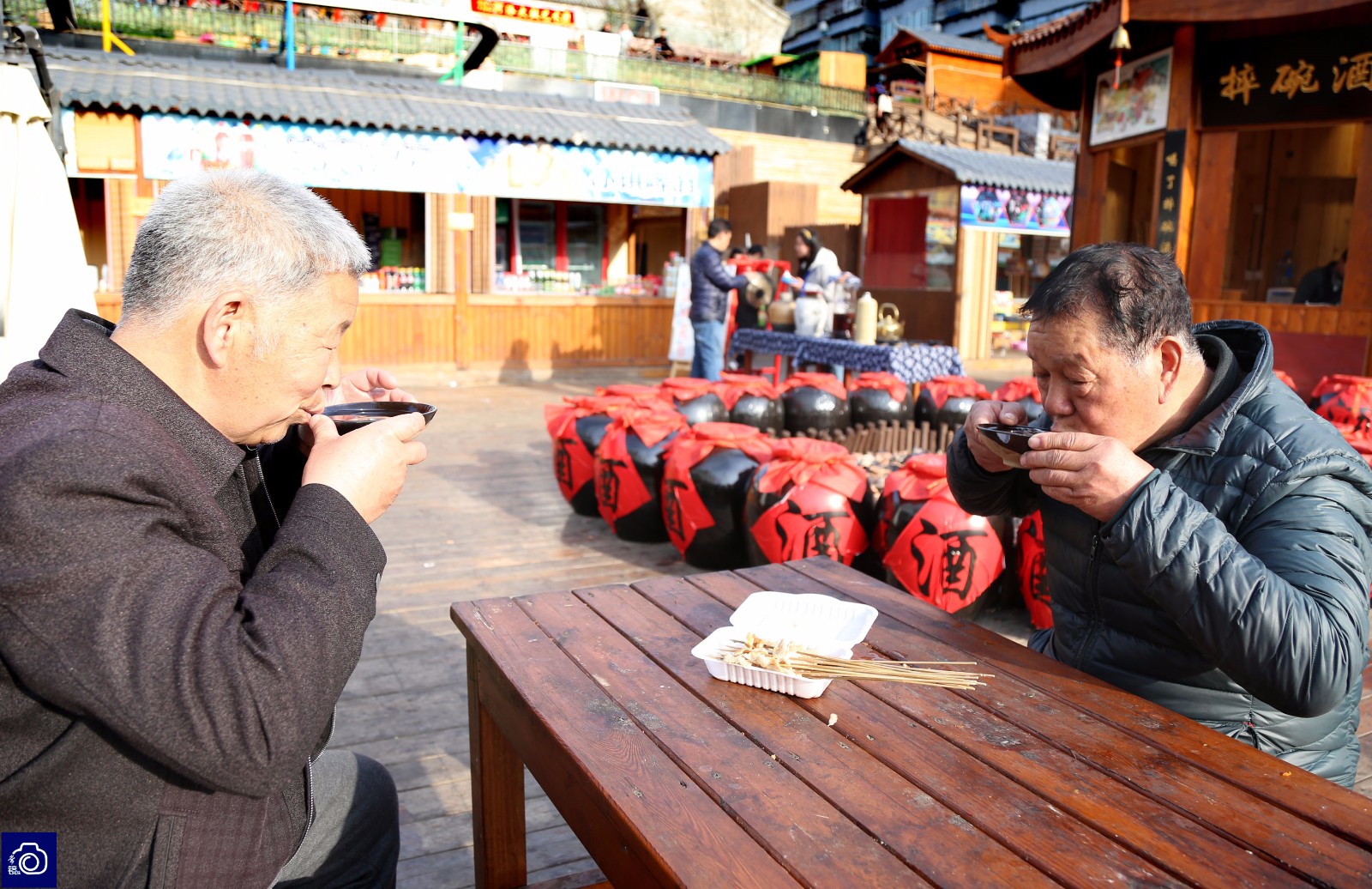 河南美女卖酒喝完可随意摔碗7天摔3000个