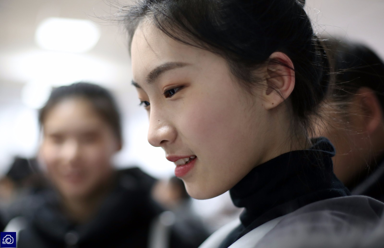 哪怕奔波再累,参加艺考的女生,都要给自己化一个精致的妆容.