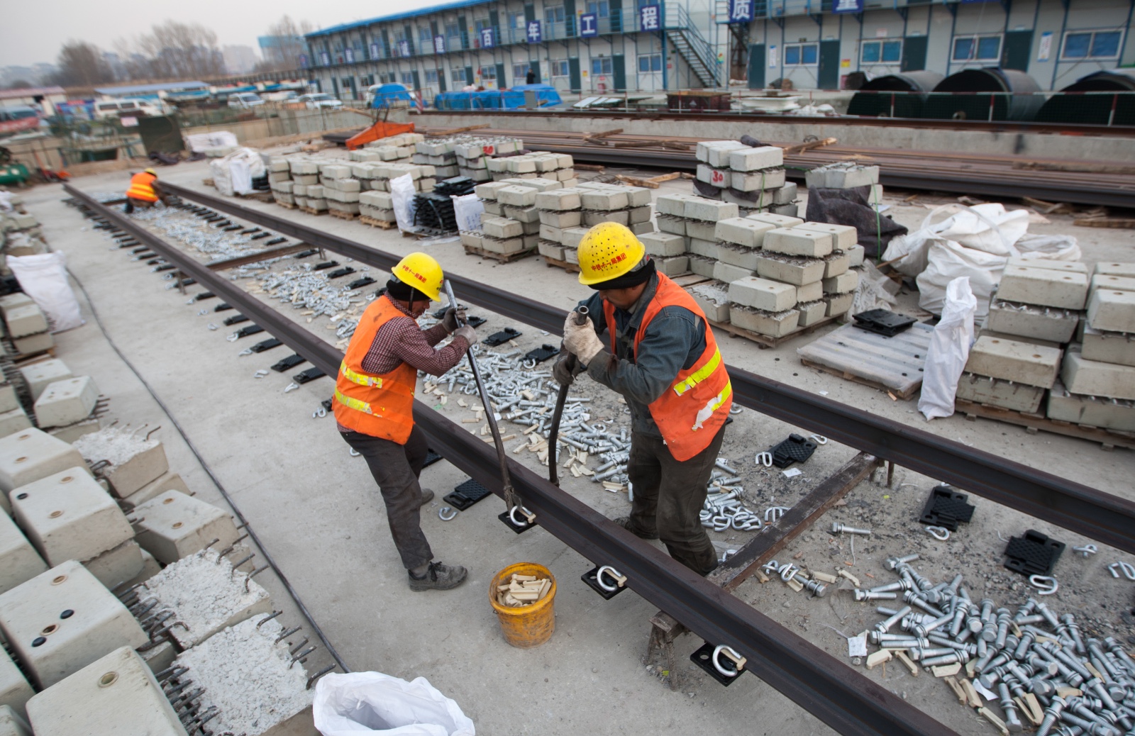 长春地铁2号线一期工程正线道床铺设完成77
