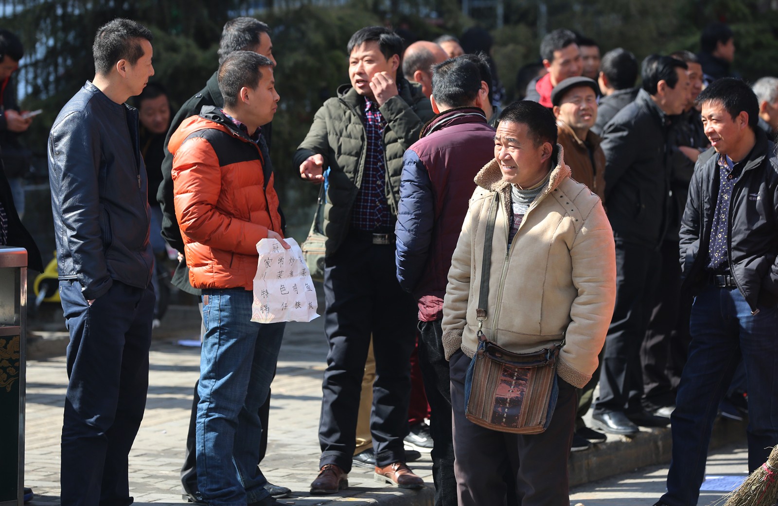 路边等活的民工.