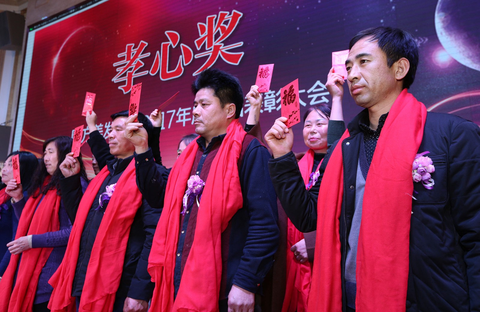 别人家的年会 老板给员工父母发万元奖金