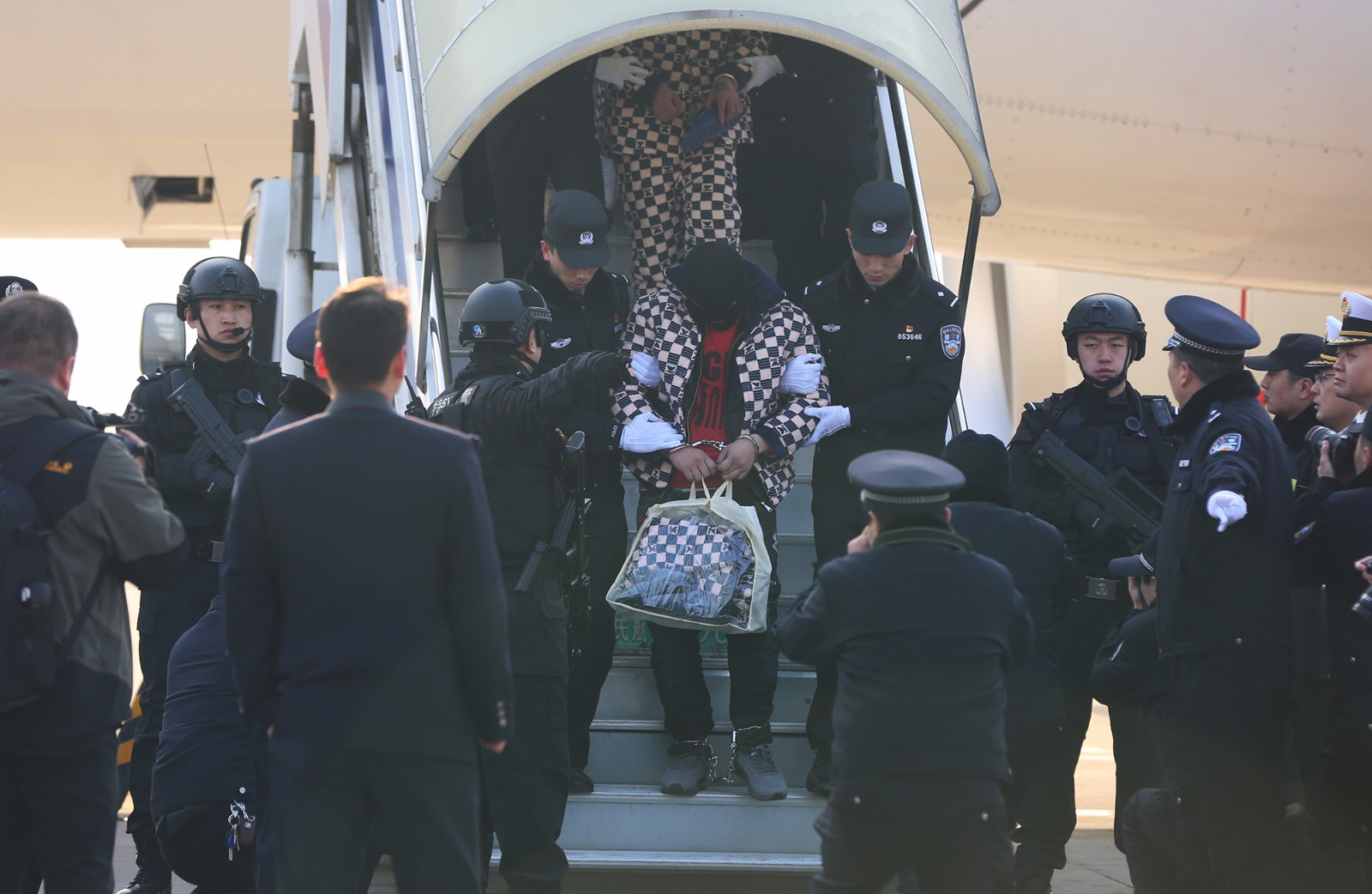 特警包机前往老挝押解63名电信诈骗犯 涉案金额2000万元|老挝|特警