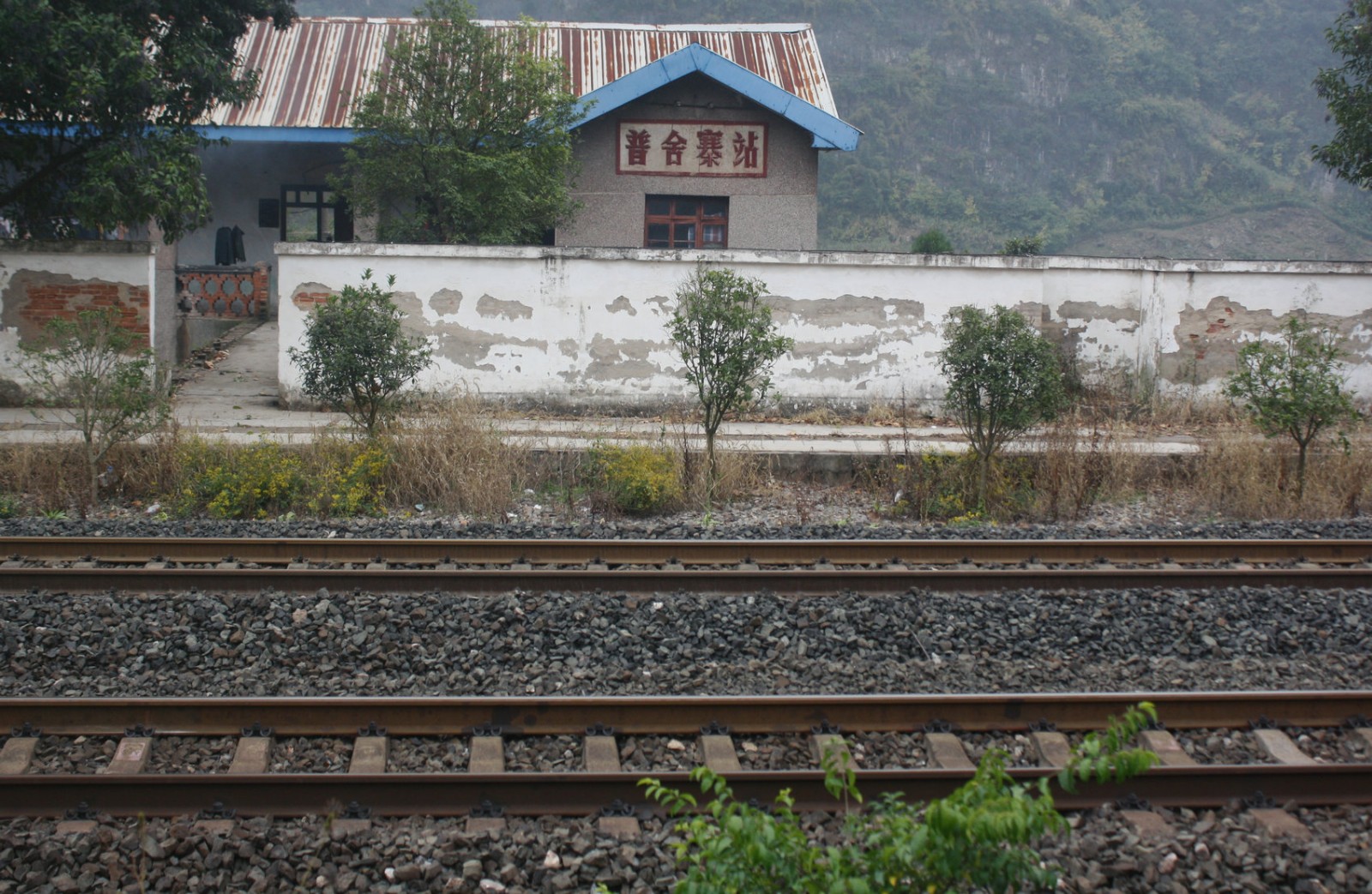 贵州有很多废弃的小火车站,长满杂草,无人居住了_新浪看点