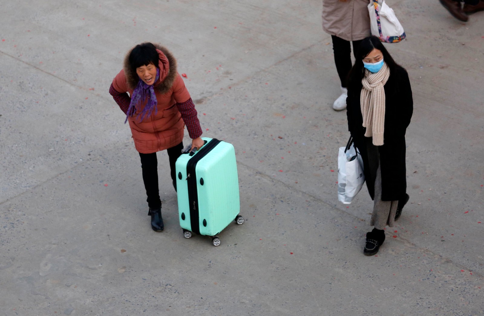 乡村送别,母亲抱着漂亮女儿不愿松手