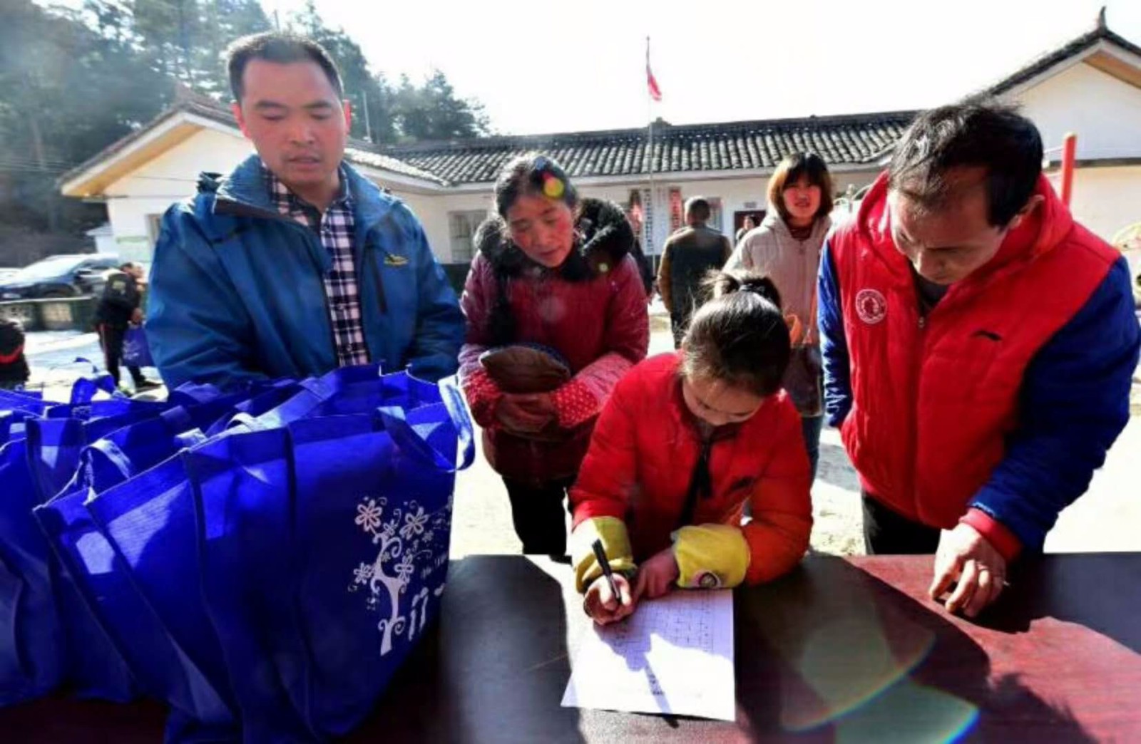 纪实:广元红鹰户外捐助朝天李家乡老林村贫困儿童|广元|家乡|贫困_新浪新闻