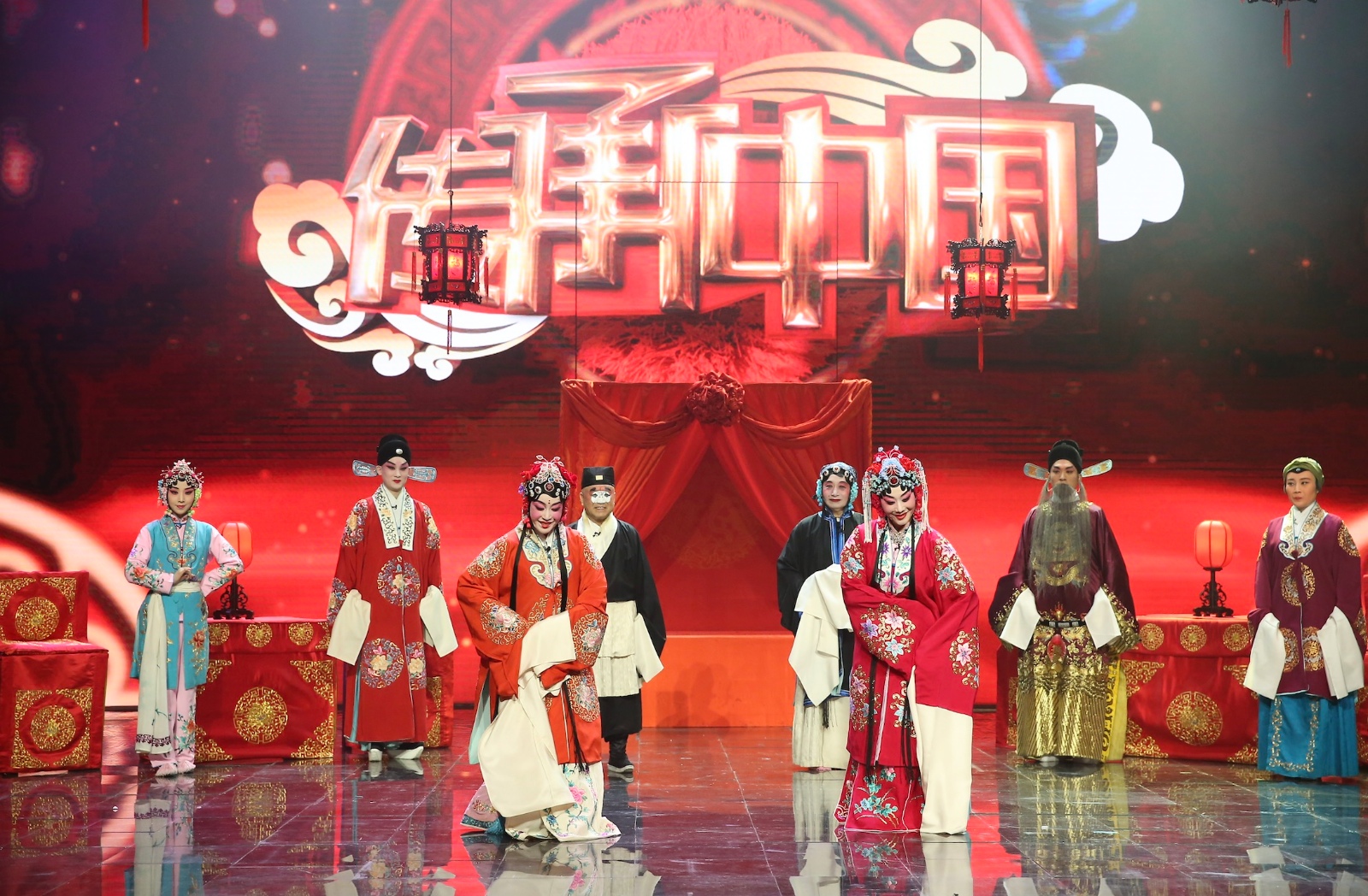 《传承中国》节目汇集了十多位跨界明星,百位京剧名家参加节目的录制