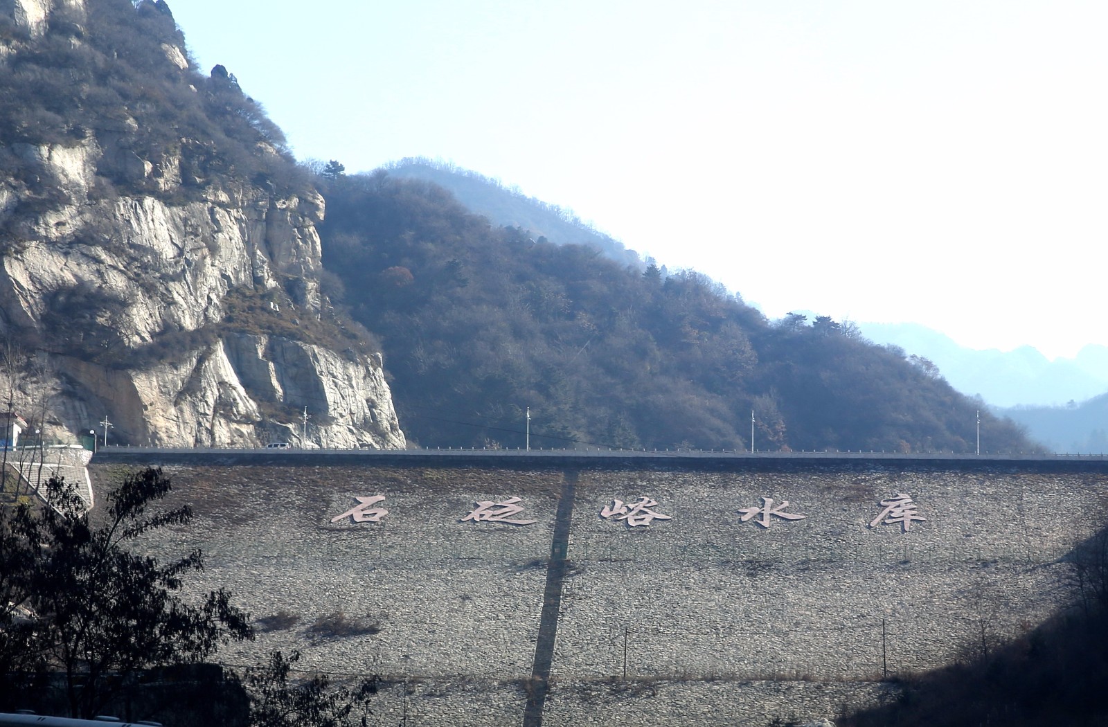 保护水源地 石砭峪水库沿线架设围网_新浪看点