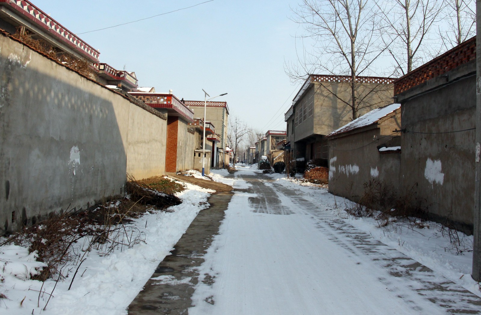 雪后的农村一片美景,老人腊月天坐村头等待孩子回家过年_新浪看点