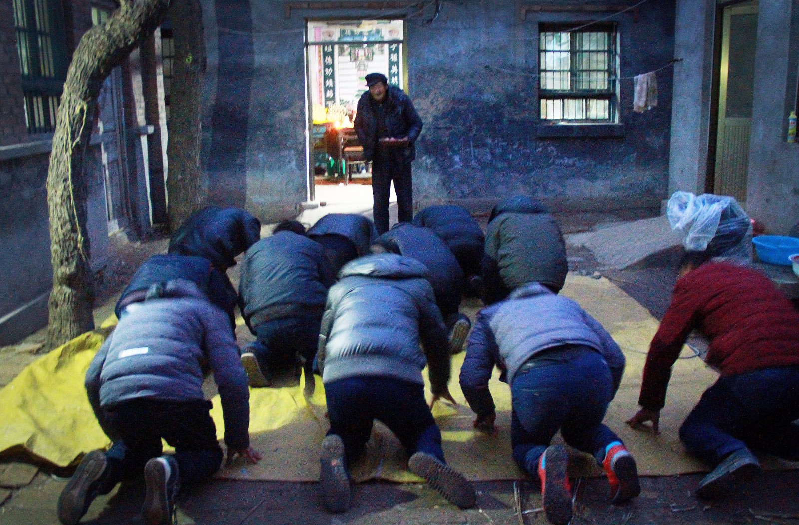 乡村400人磕头拜年场面壮观,有人上学时抵触毕业后主动参加