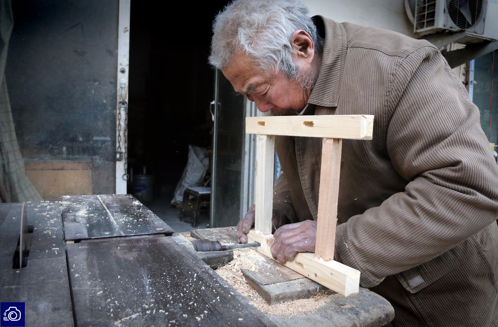 河南92岁老人做木匠攒药费,两根手指曾被电锯削掉_新浪看点_手机新浪