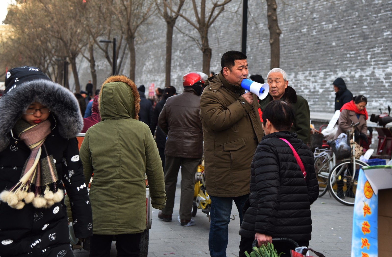 陕西省西安市东门里的早市管理员郭文战,被一些市民称是"郭青天",因为