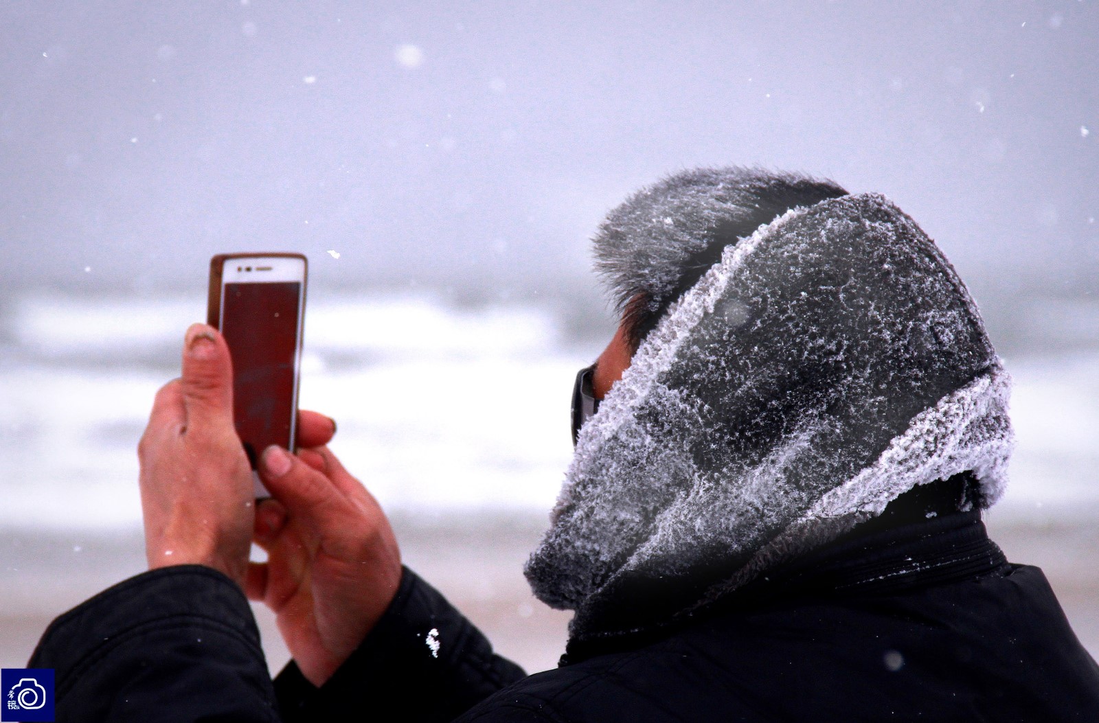 山东威海不负"雪窝"之名迎暴雪天气,街头行人5秒变雪人