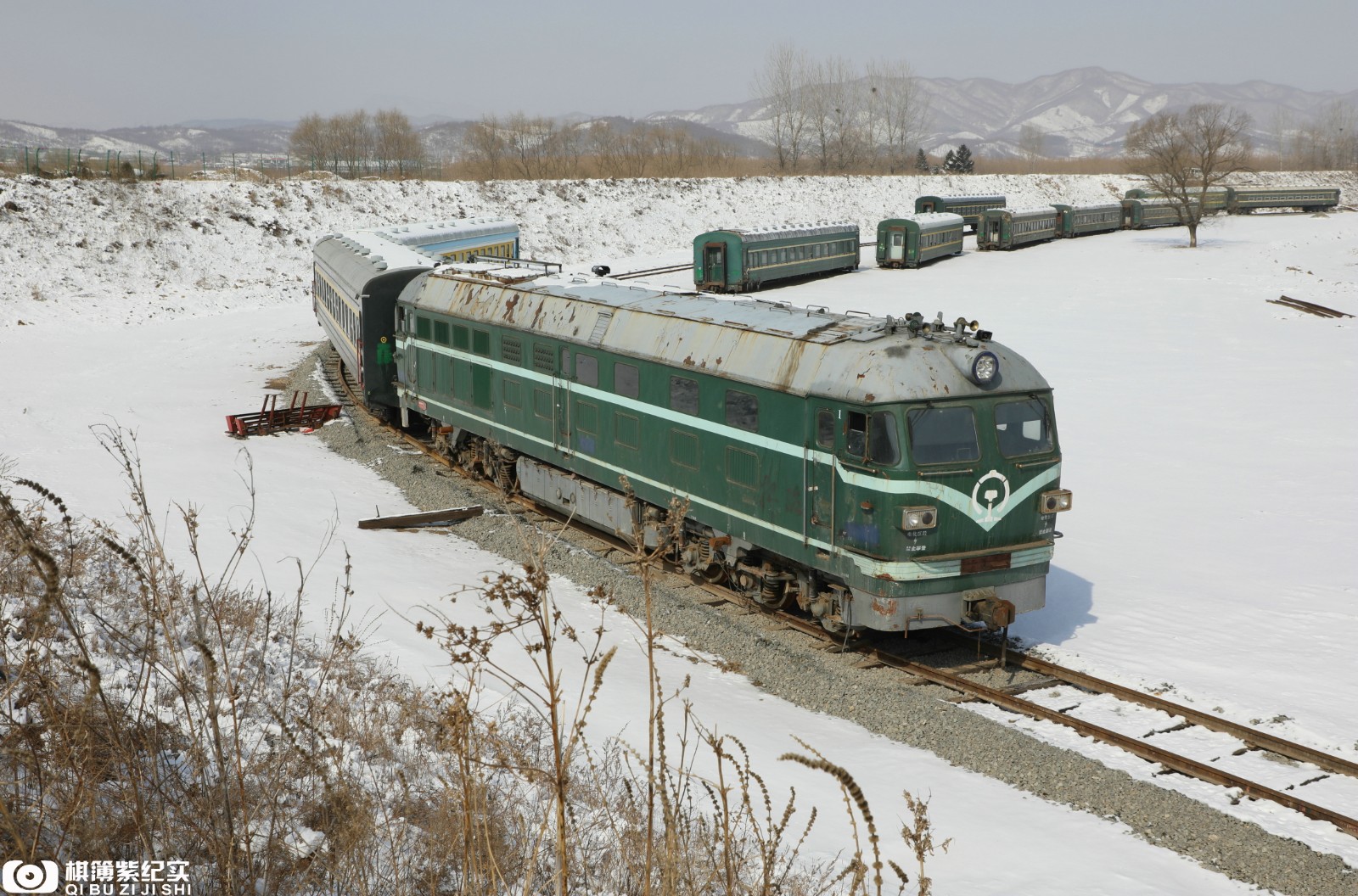 绿皮火车"散落"乡下,上下铺堪比大学生宿舍