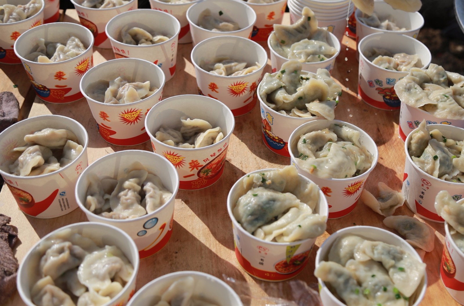 在冬至这一天,中国北方大部分地区都有吃饺子的习俗.