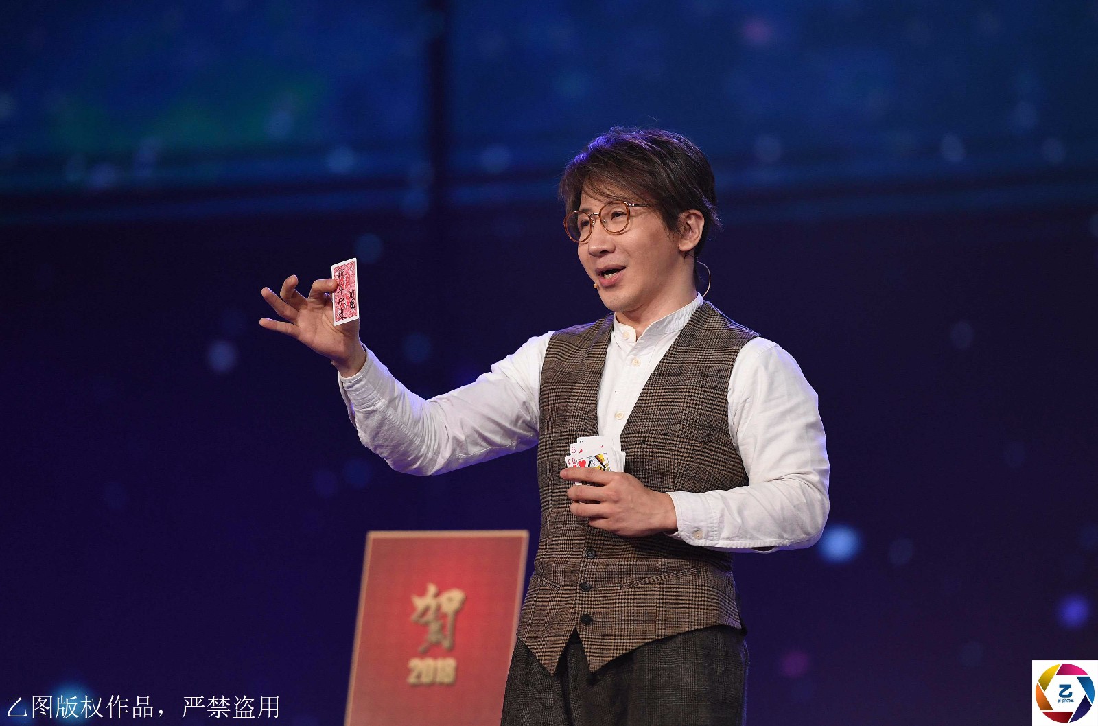 刘谦春晚玩心灵感应,网友:算术比魔术成绩好|刘谦|魔术|感应_新浪新闻