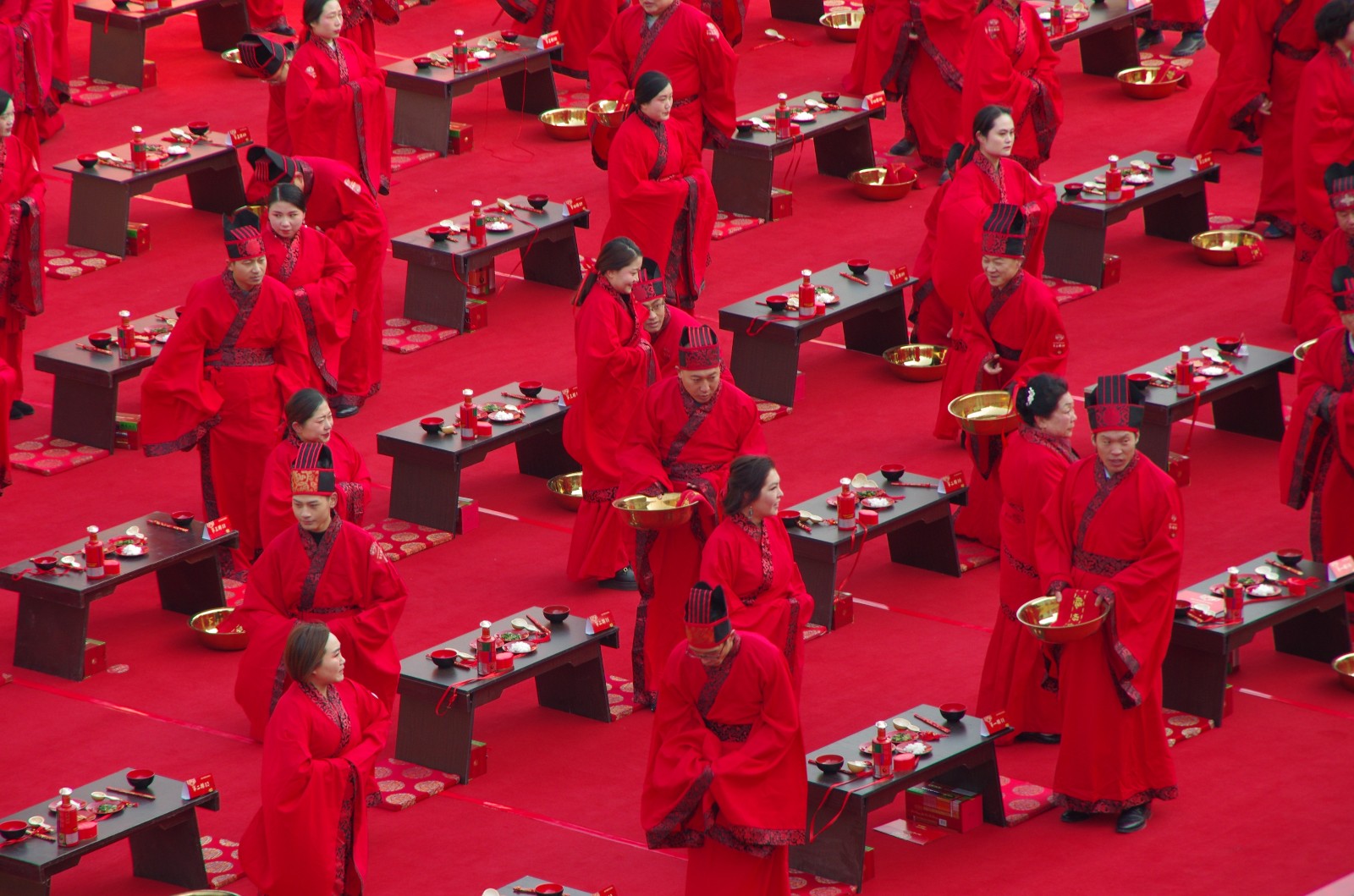 西安城墙上演汉代集体婚礼 场面震撼引围观