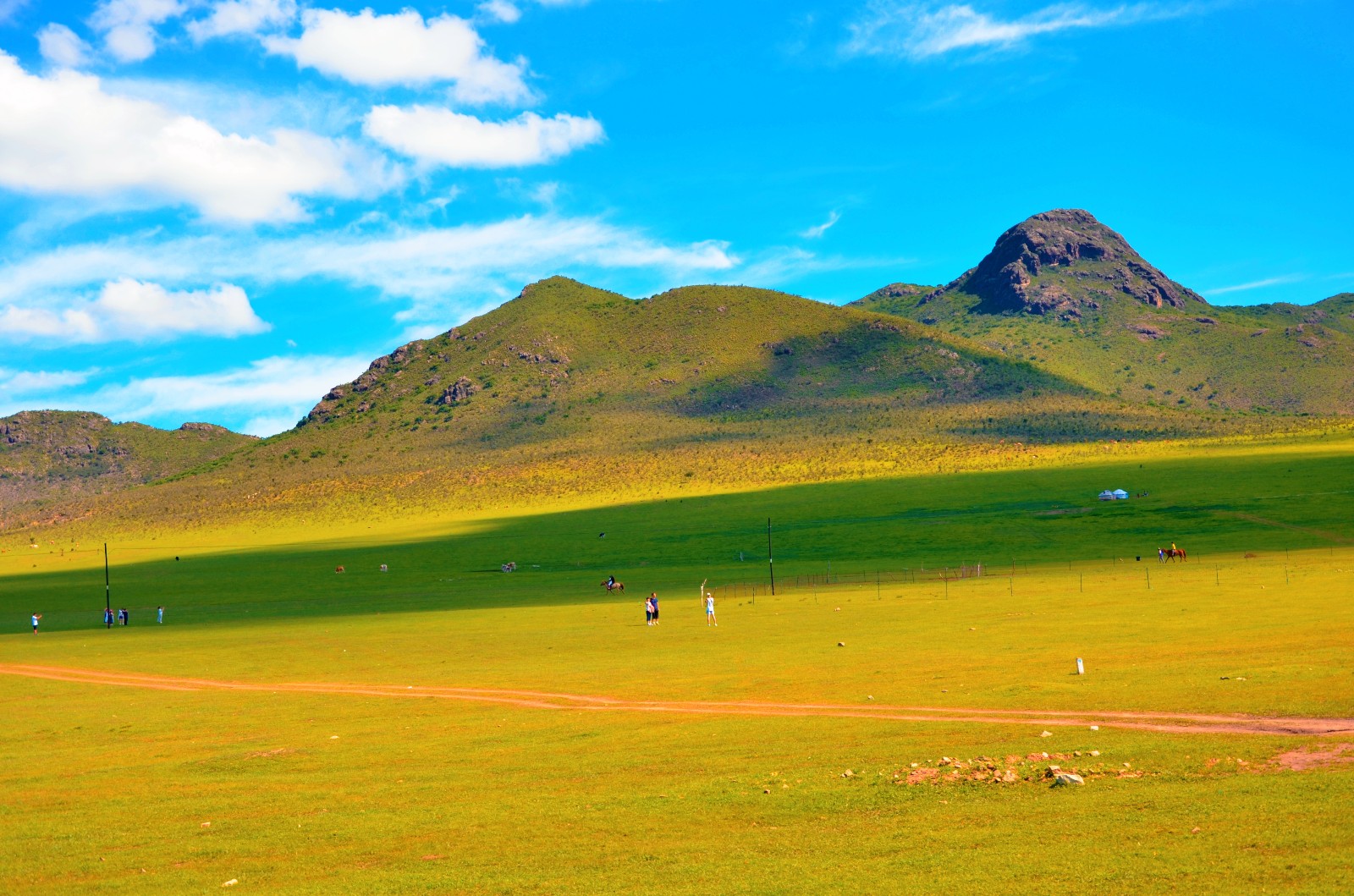 扎鲁特旗山地草原,有一种前世今生的美感,你好像在哪儿见过