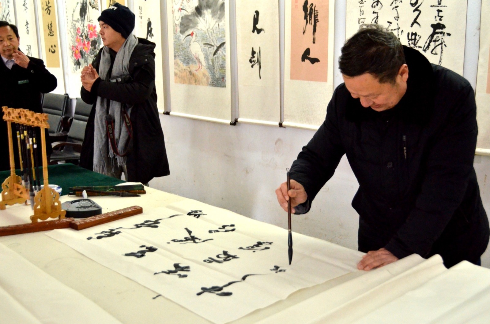 洋县书法家张志学老师泼墨挥毫在蔡伦墓祠景区,也还保存着最古老的