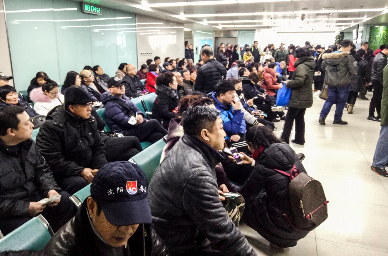 沈阳节后上班第一天 医院人满为患