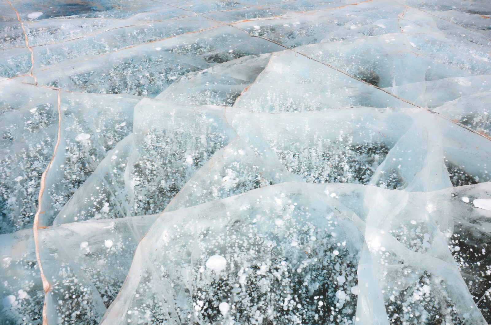 三十张图带你看冰面上的裂纹,感觉很美,但是冰面上行走真的害怕