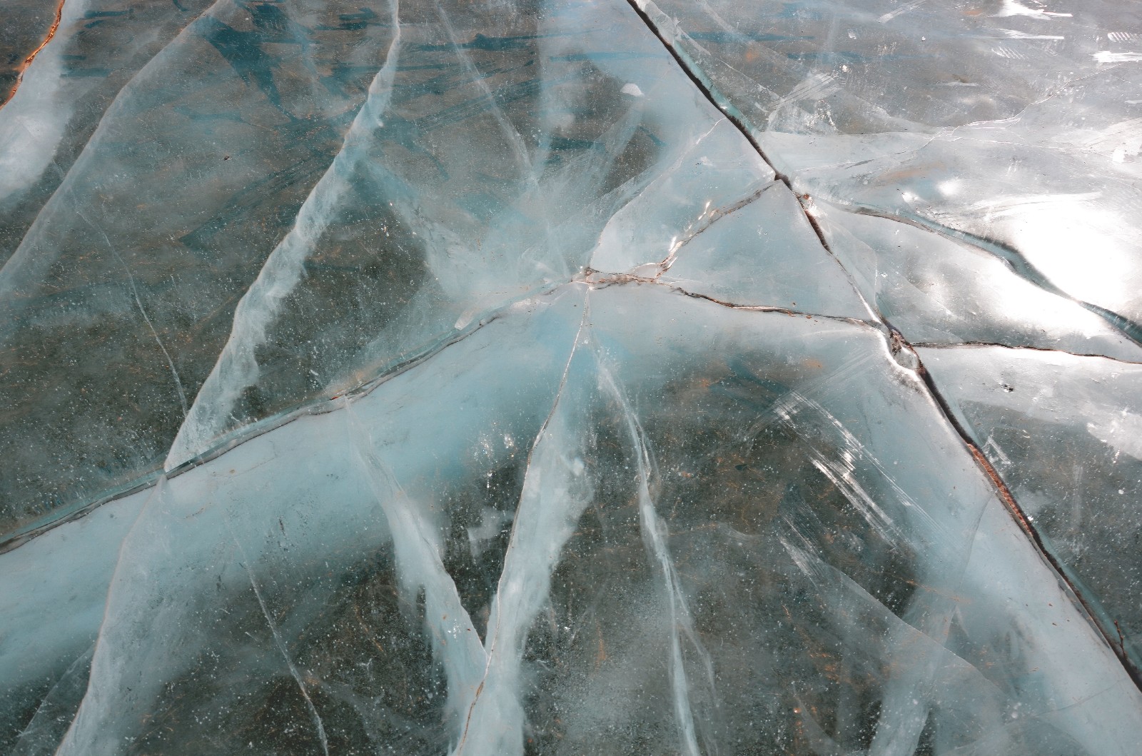 三十张图带你看冰面上的裂纹,感觉很美,但是冰面上行走真的害怕