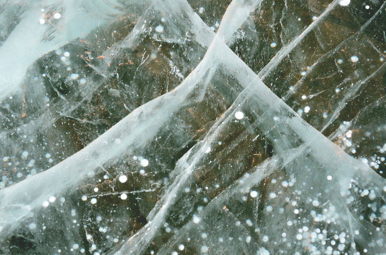 三十张图带你看冰面上的裂纹,感觉很美,但是冰面上行走真的害怕