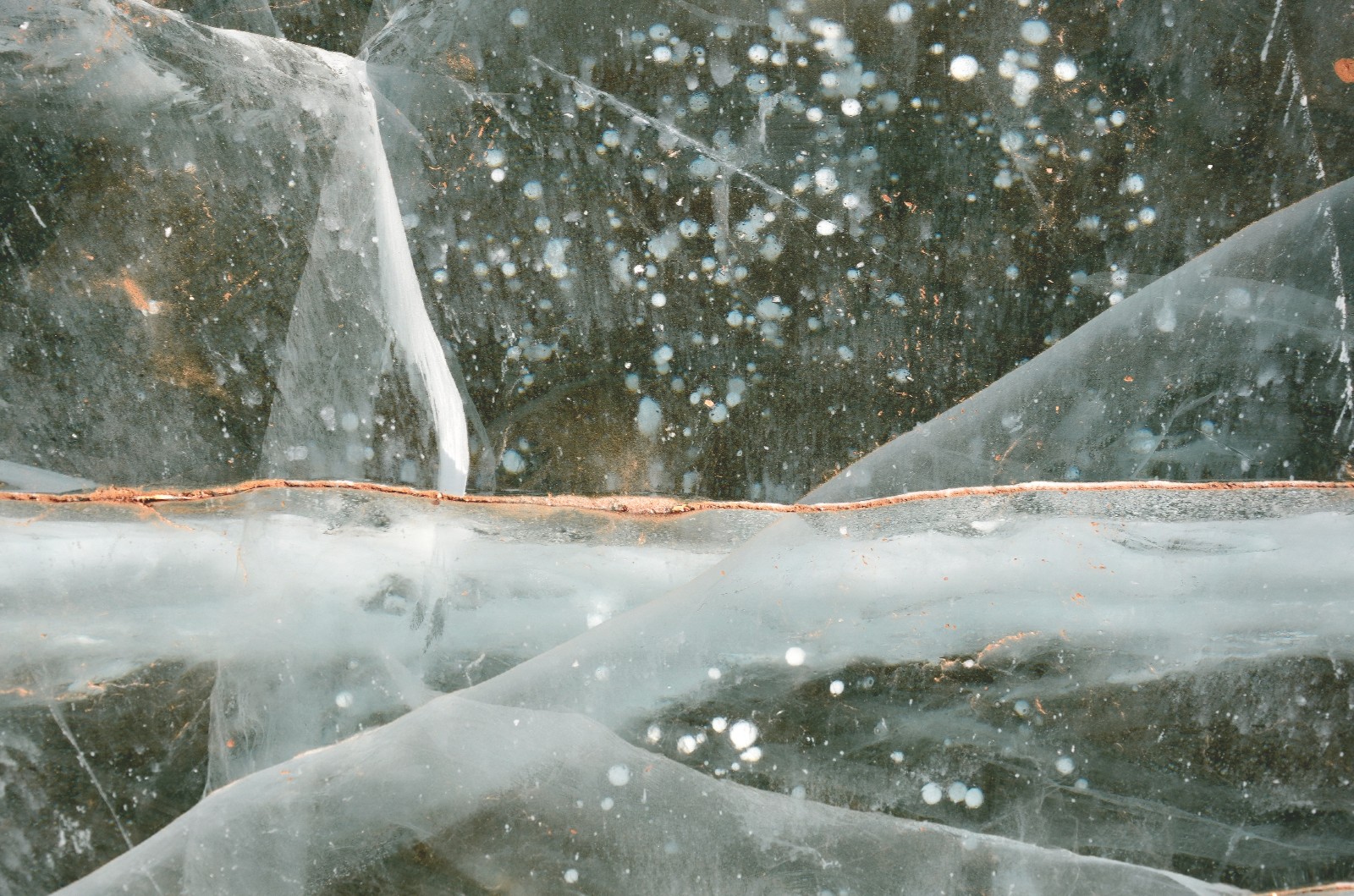 三十张图带你看冰面上的裂纹,感觉很美,但是冰面上行走真的害怕