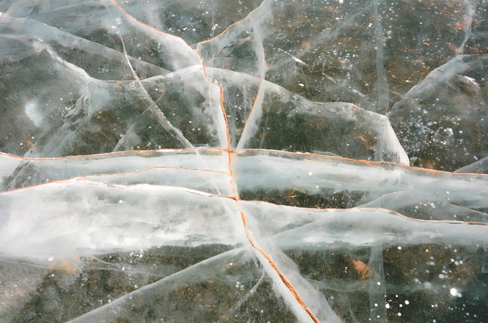 三十张图带你看冰面上的裂纹,感觉很美,但是冰面上行走真的害怕