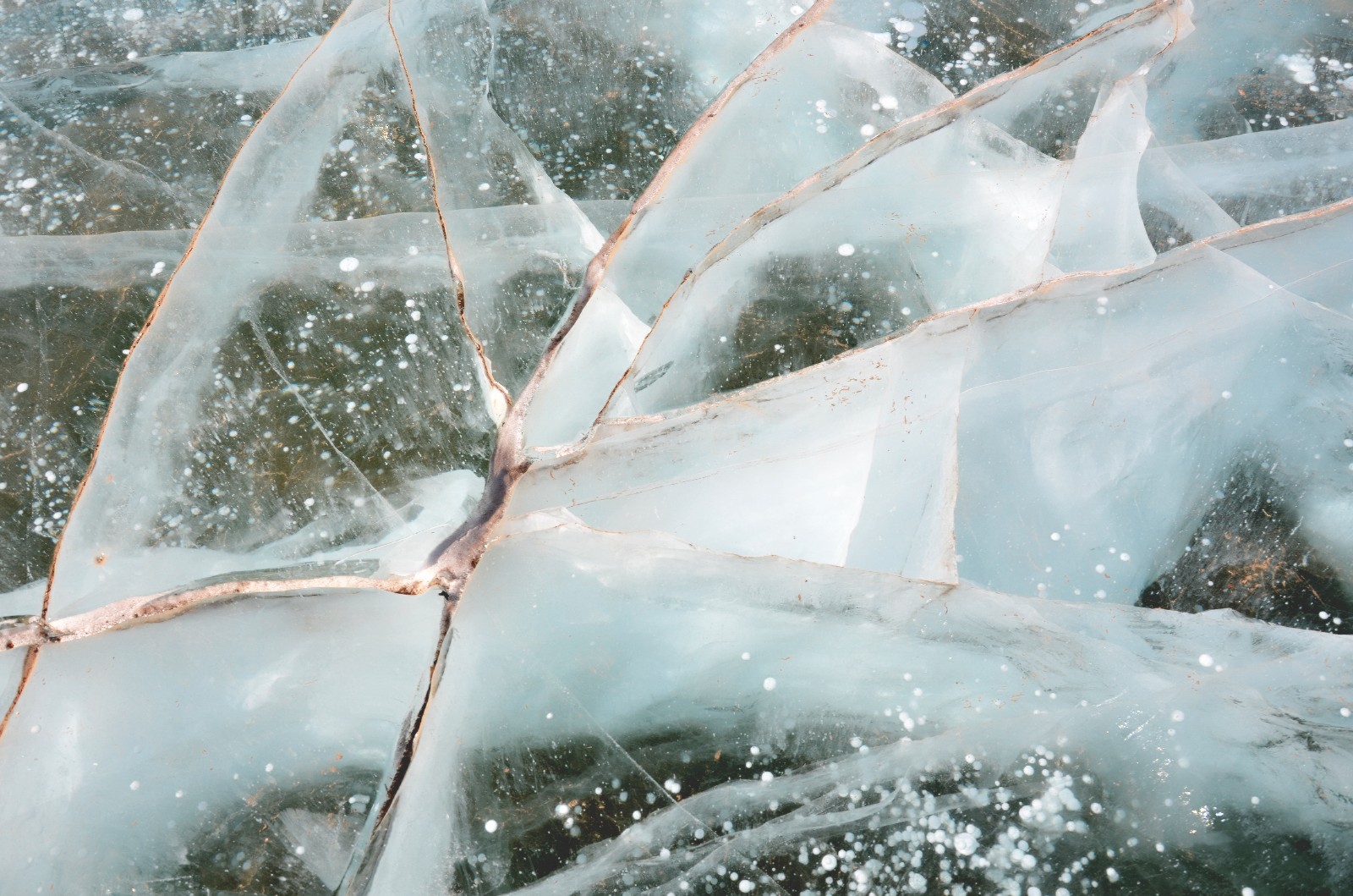 三十张图带你看冰面上的裂纹,感觉很美,但是冰面上行走真的害怕