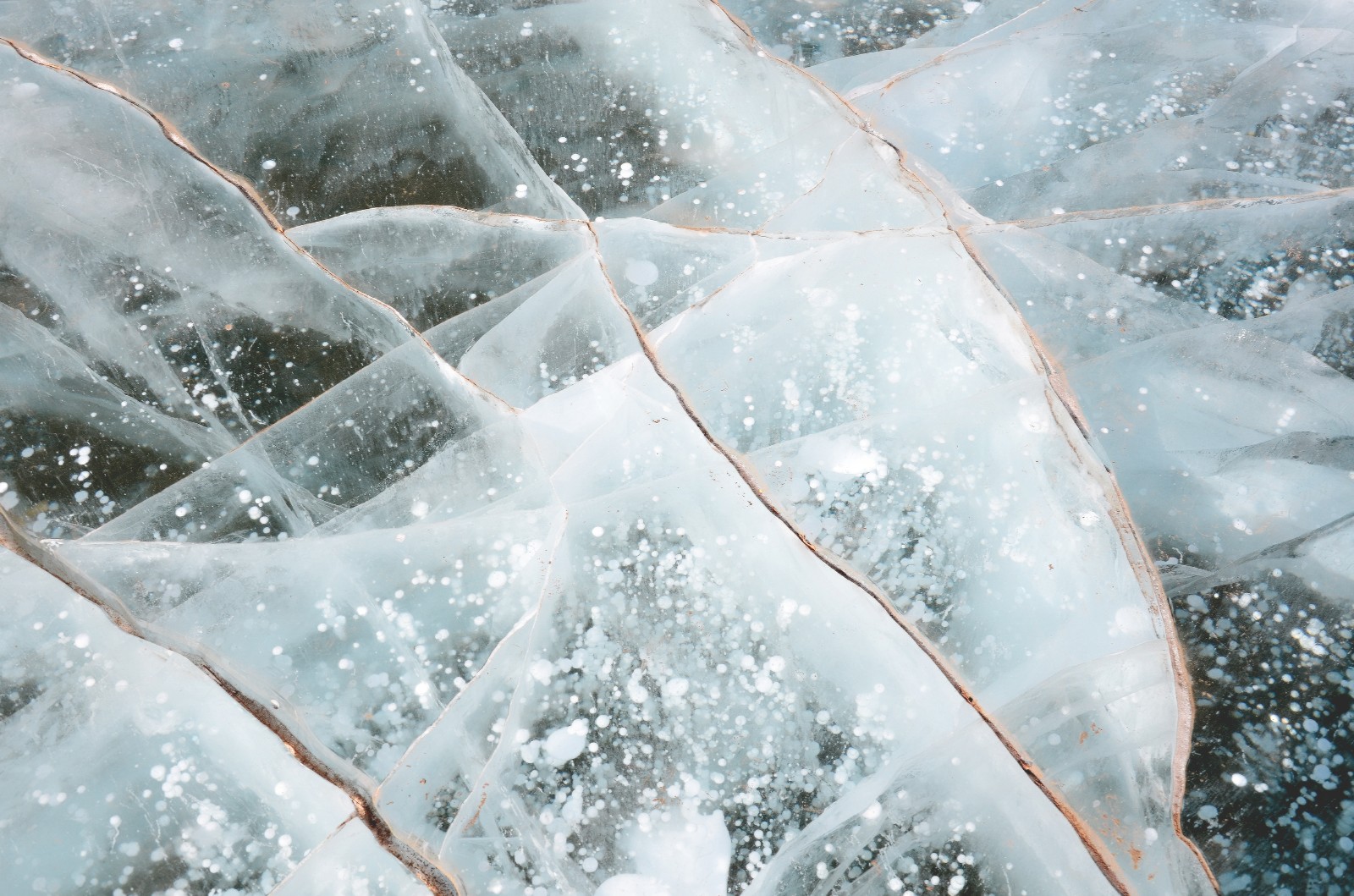 三十张图带你看冰面上的裂纹,感觉很美,但是冰面上行走真的害怕