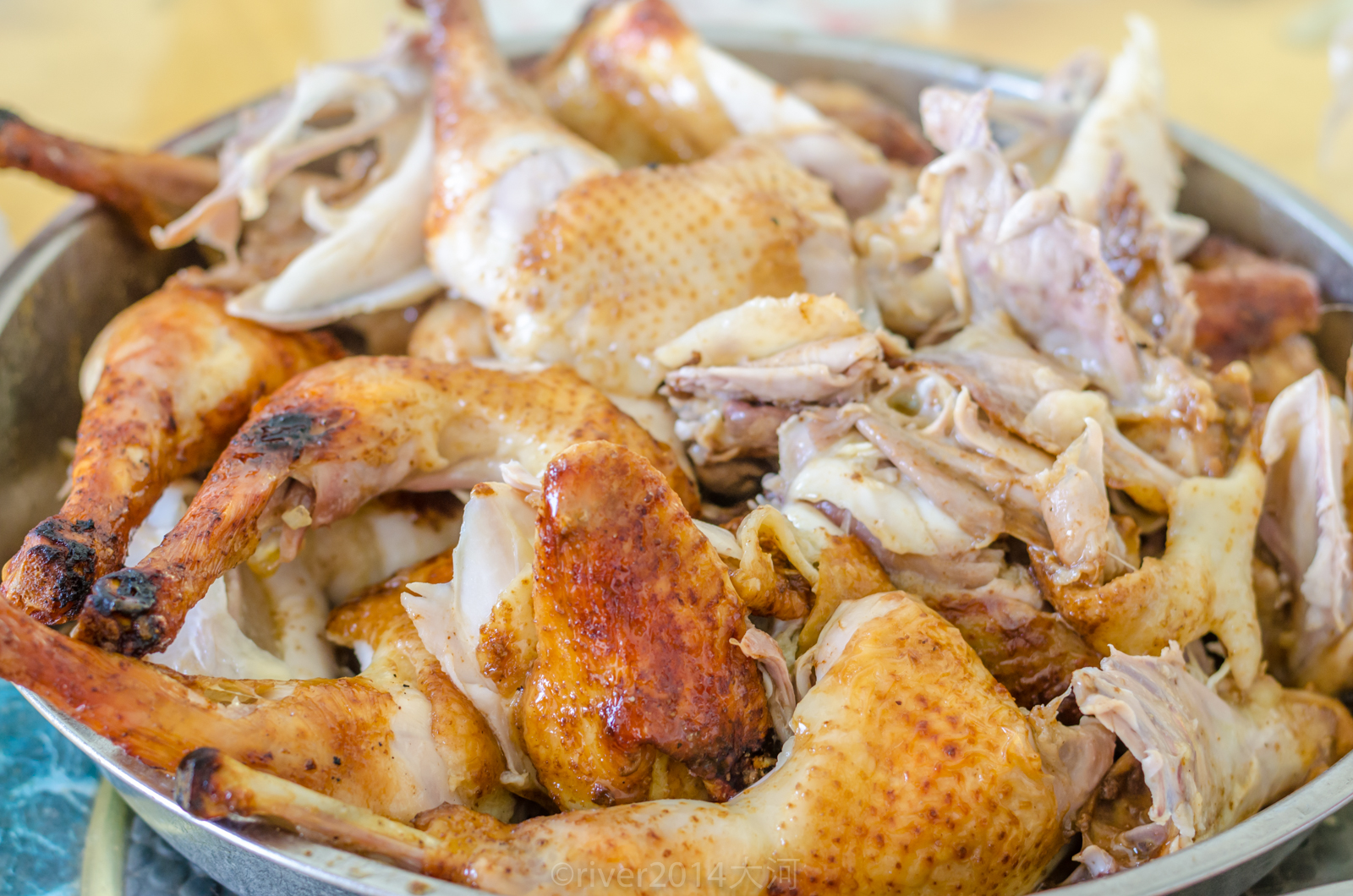 整只鸡放在土窑中烤熟用手撕开直接吃惠州窑鸡才是人间美味