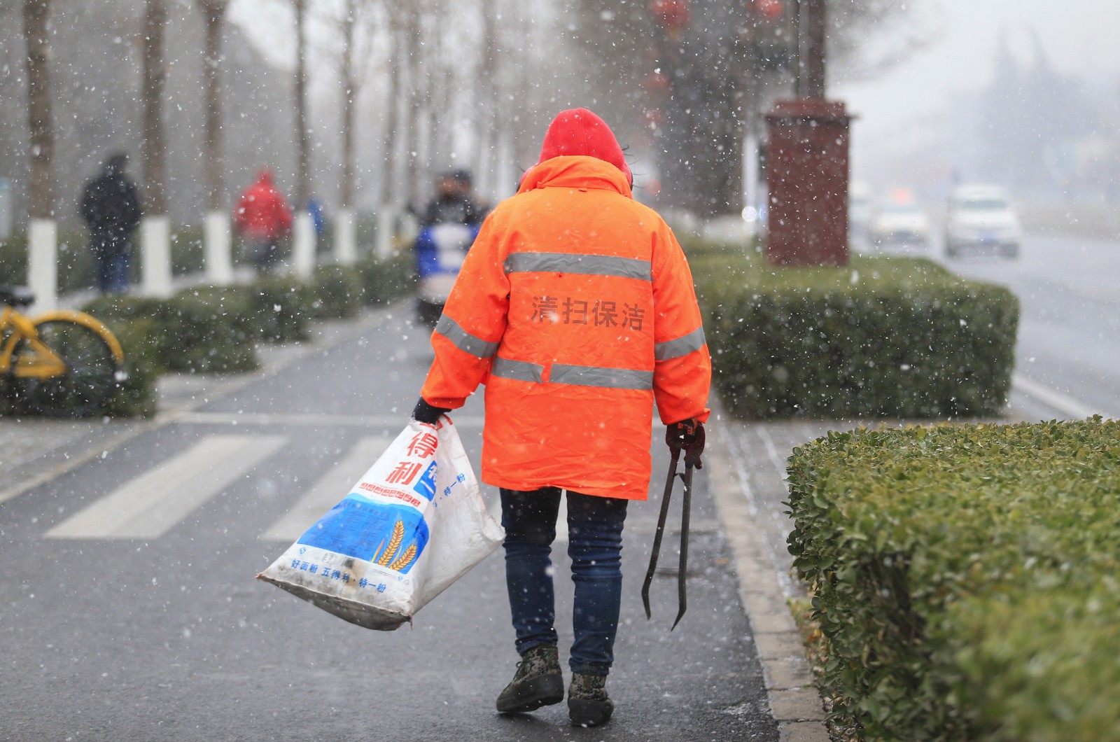 西安降下2018首场大雪 环卫工成雪中最美背影