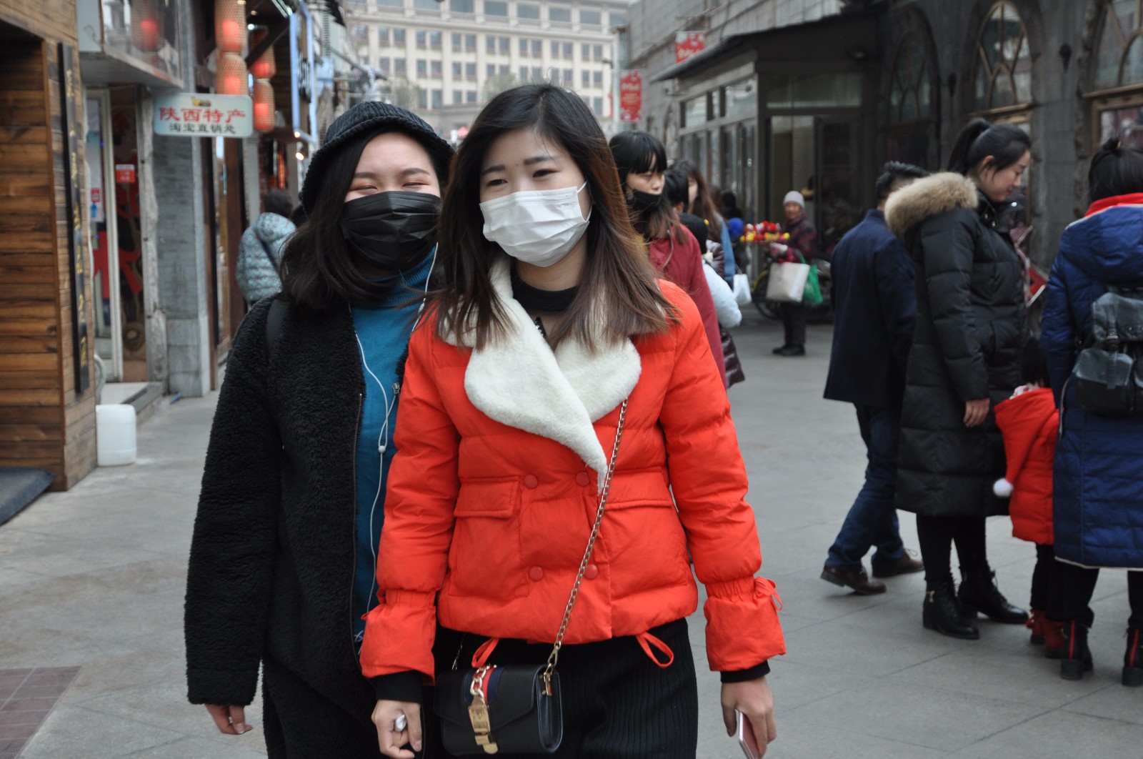 西安民众戴口罩出行出游 美女夺人眼球