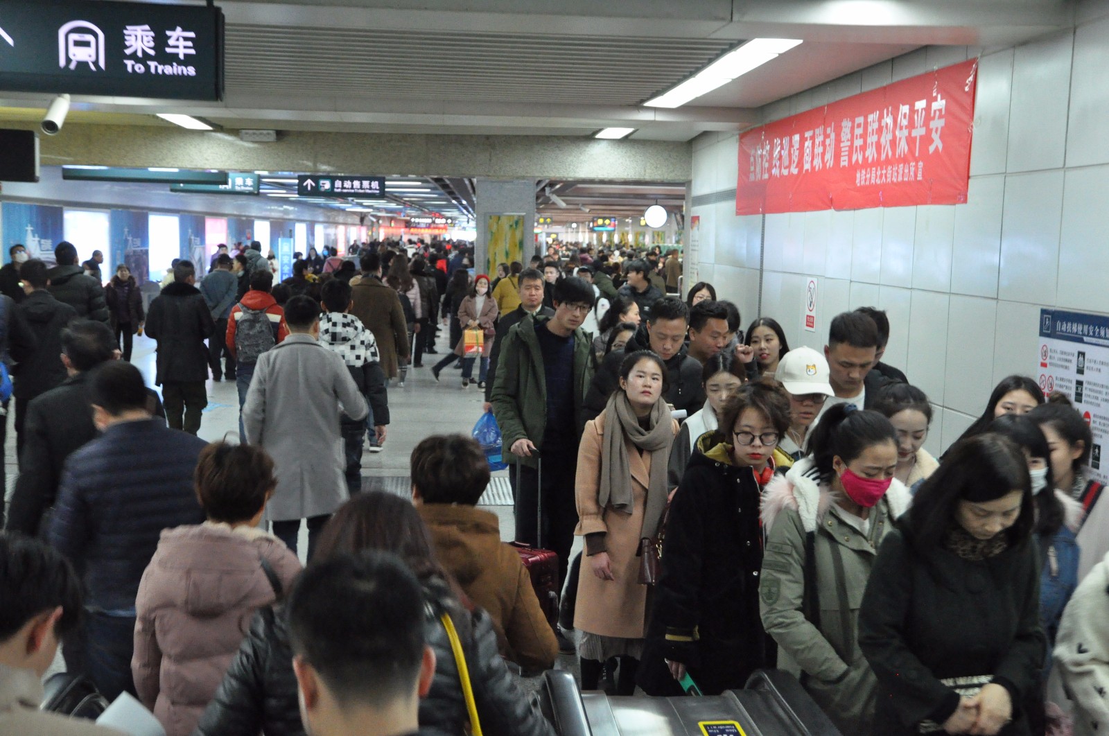 西安地铁迎节前客流高峰旅客排队肩挨肩