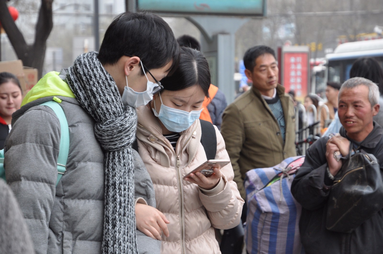 街上戴口罩的人群图片图片