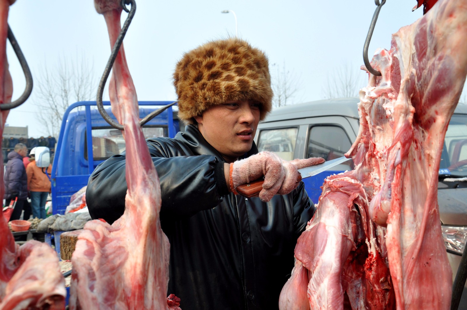 零下10℃逛青岛大集 滋补羊肉38一斤 小伙靠刀工一集卖千斤羊肉