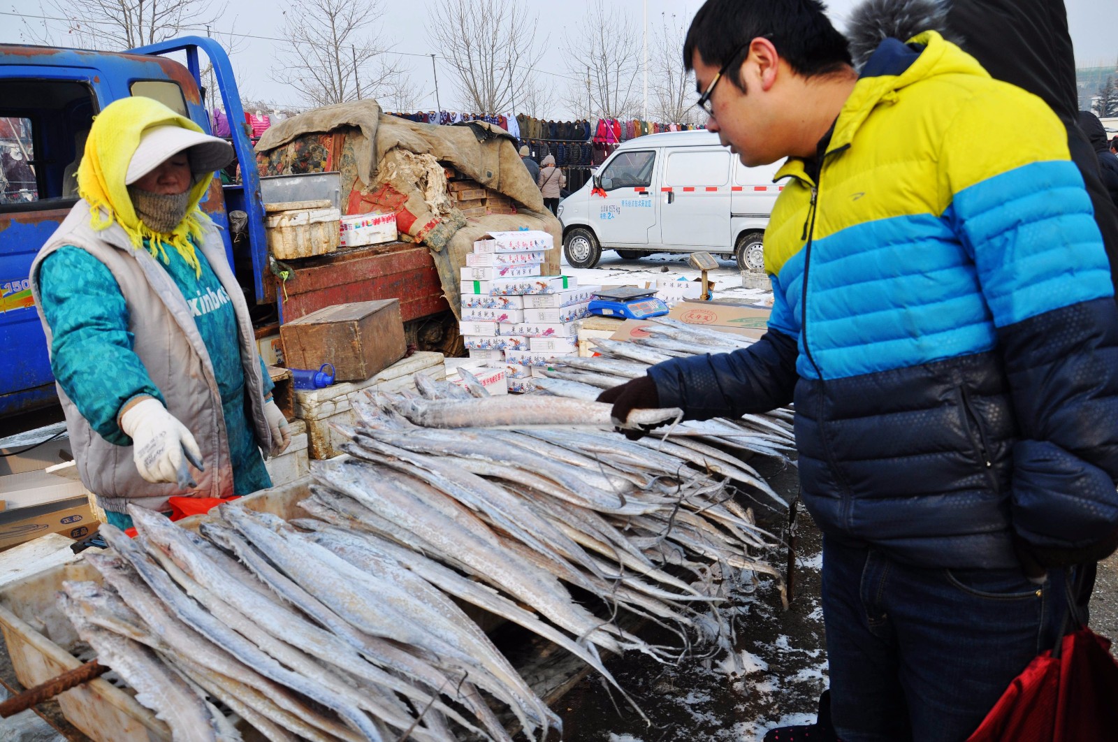图为一位市民在购买海鲜.