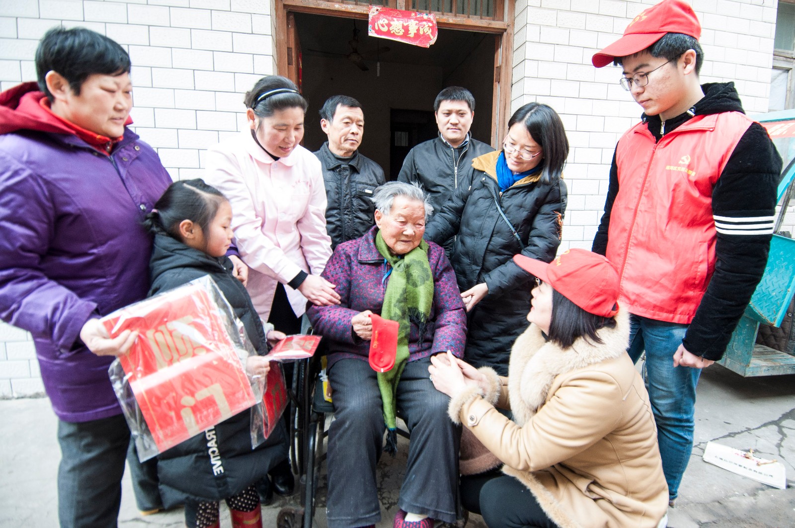 春节将至 合肥瑶海区嘉山路街道志愿者给孤寡老人送温暖