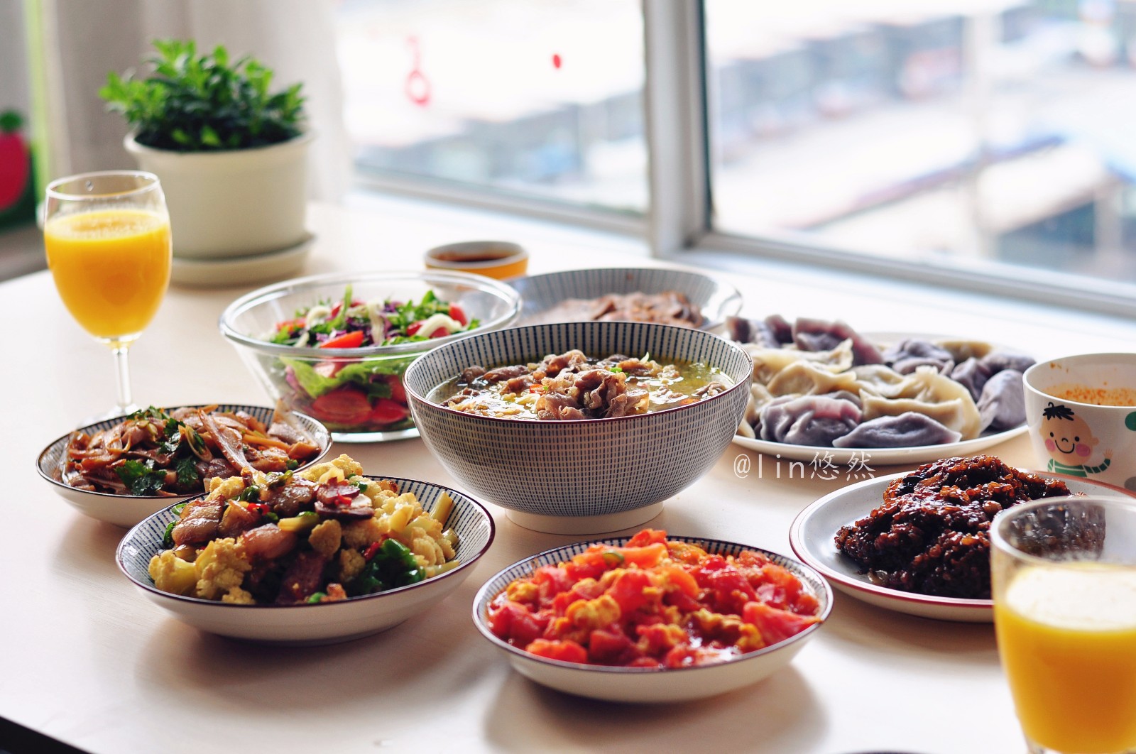 一家三口的饭,简单几个菜主妇也忙活了半天,这样吃最舒服